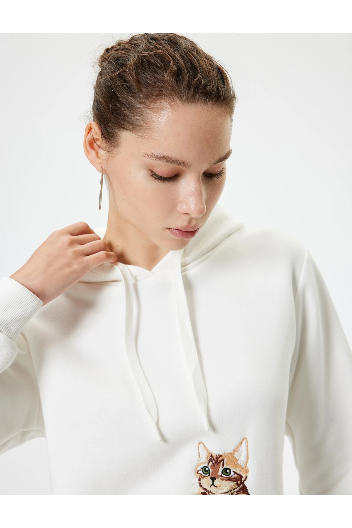 Şardonlu Oversize Kapüşonlu Sweatshirt Cep Detaylı Kedi Nakışlı