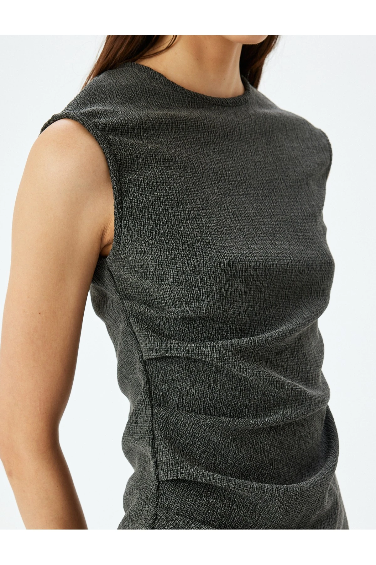 Yuvarlak Yaka Drape Detaylı Asimetrik Kolsuz Tişört