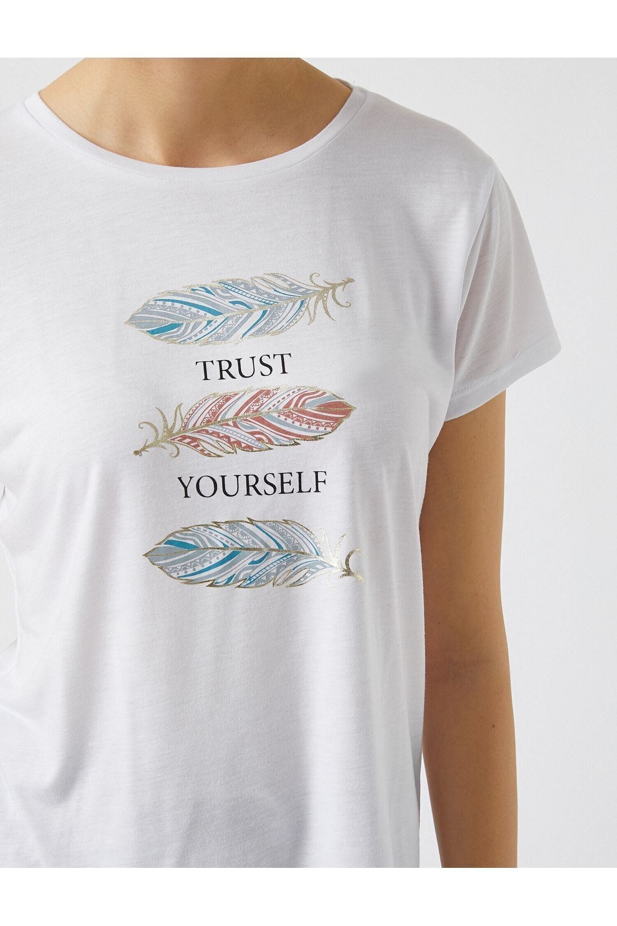 2yak13493yk Yuvarlak Yaka Kısa Kollu Normal Kalıp Koyu Beyaz Kadın T-shirt