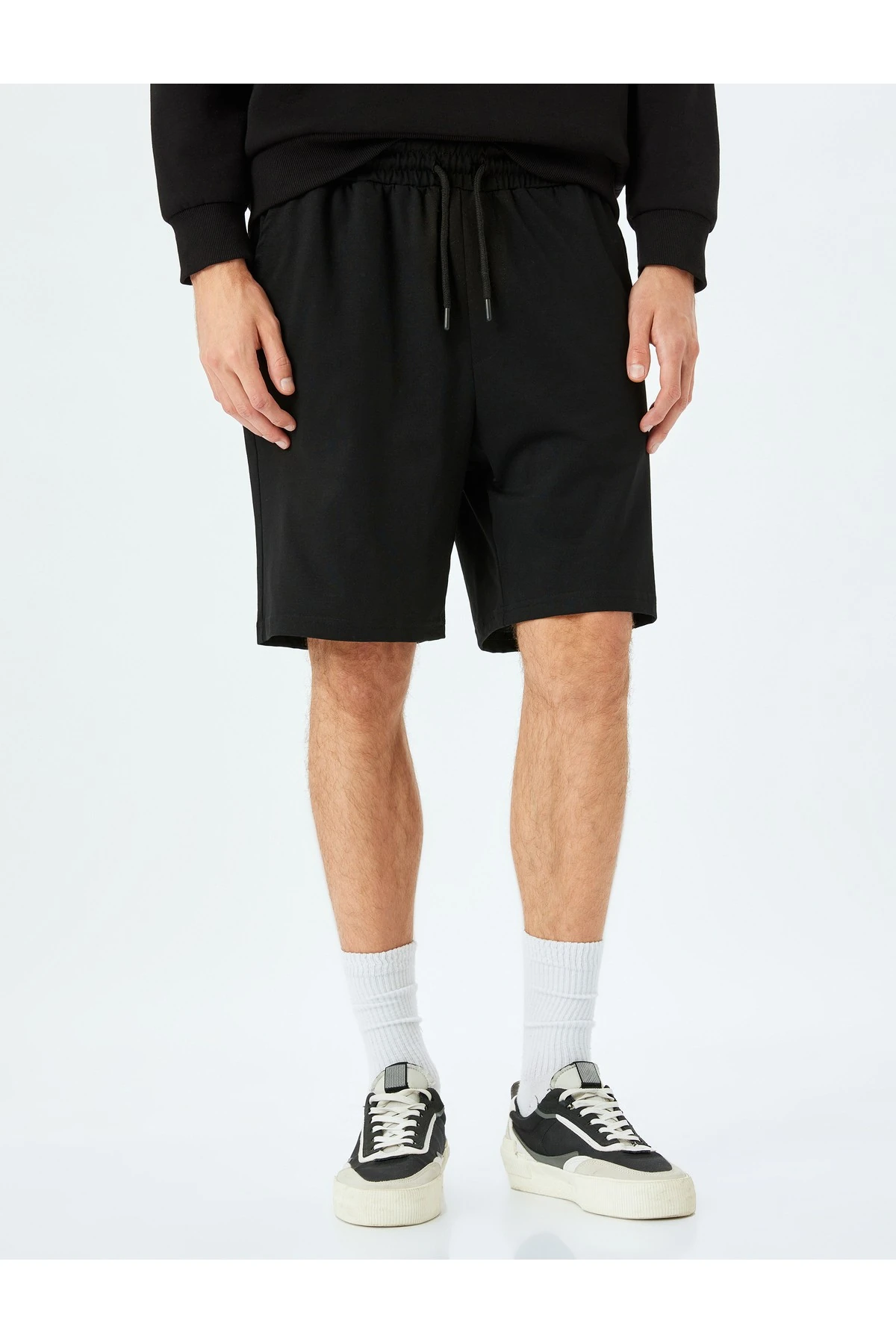 Pamuklu Cep Detaylı Beli Bağcıklı Kısa Şort