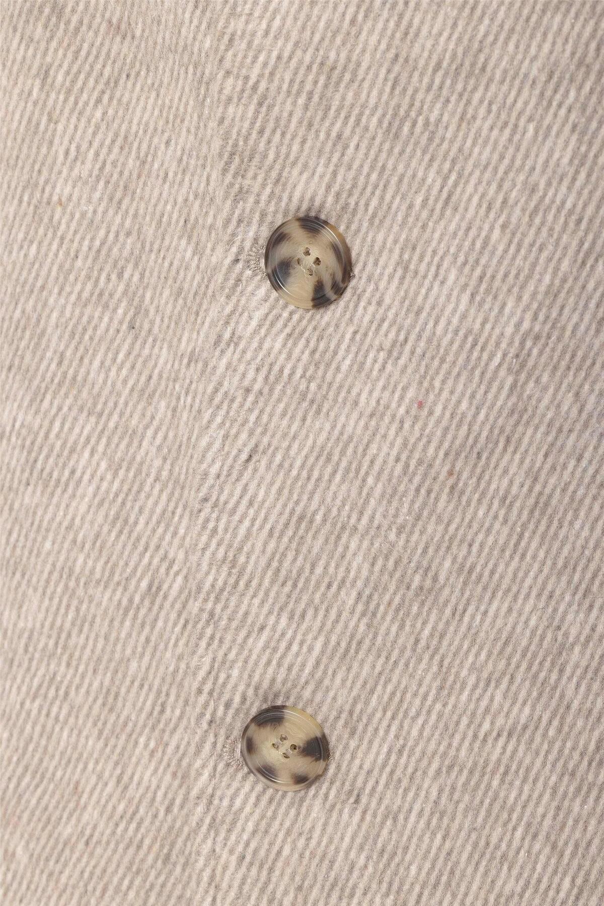 Bej Slim Armürlü Sivri Yaka Kaban