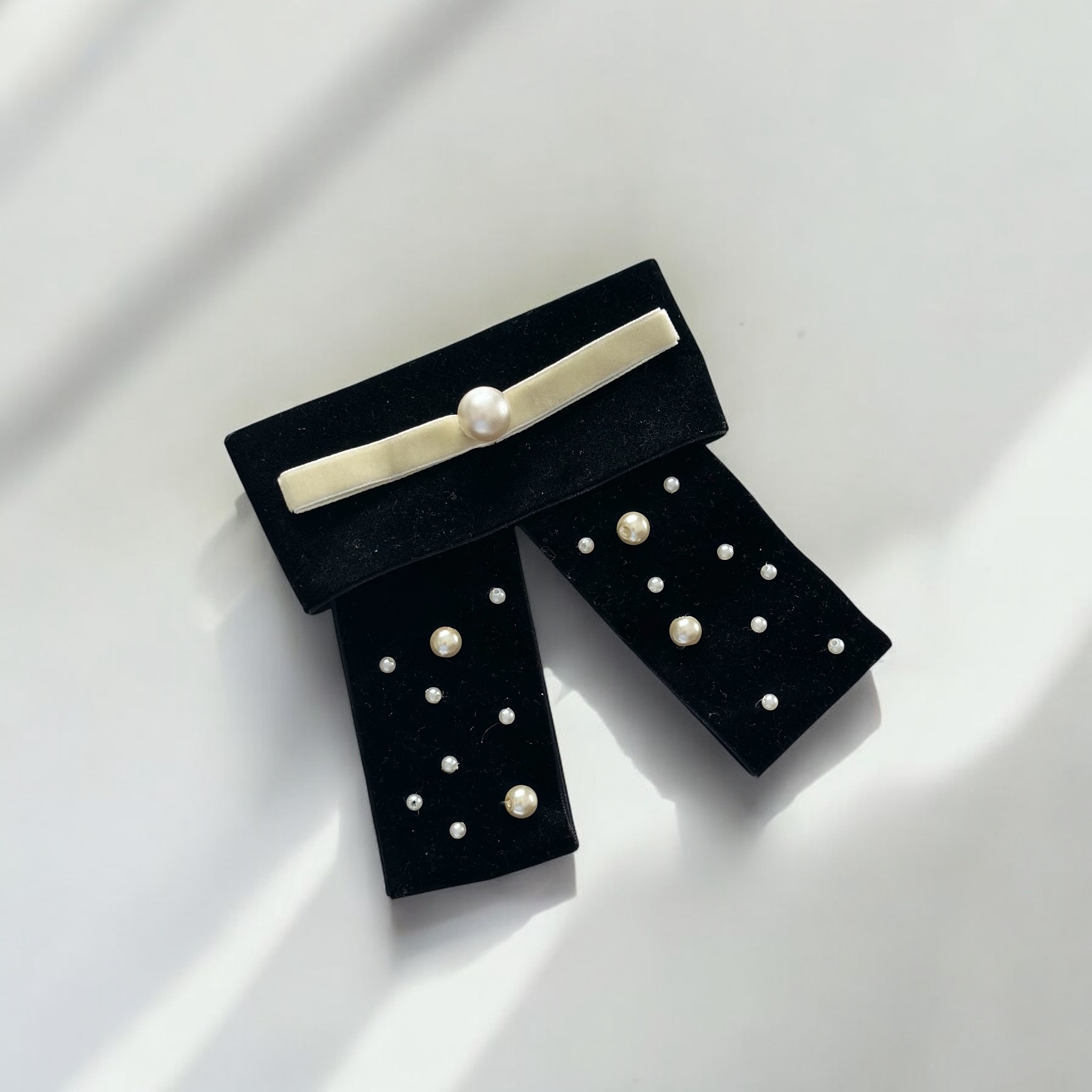 İncili Siyah Kadife Vintage Tarz Toka