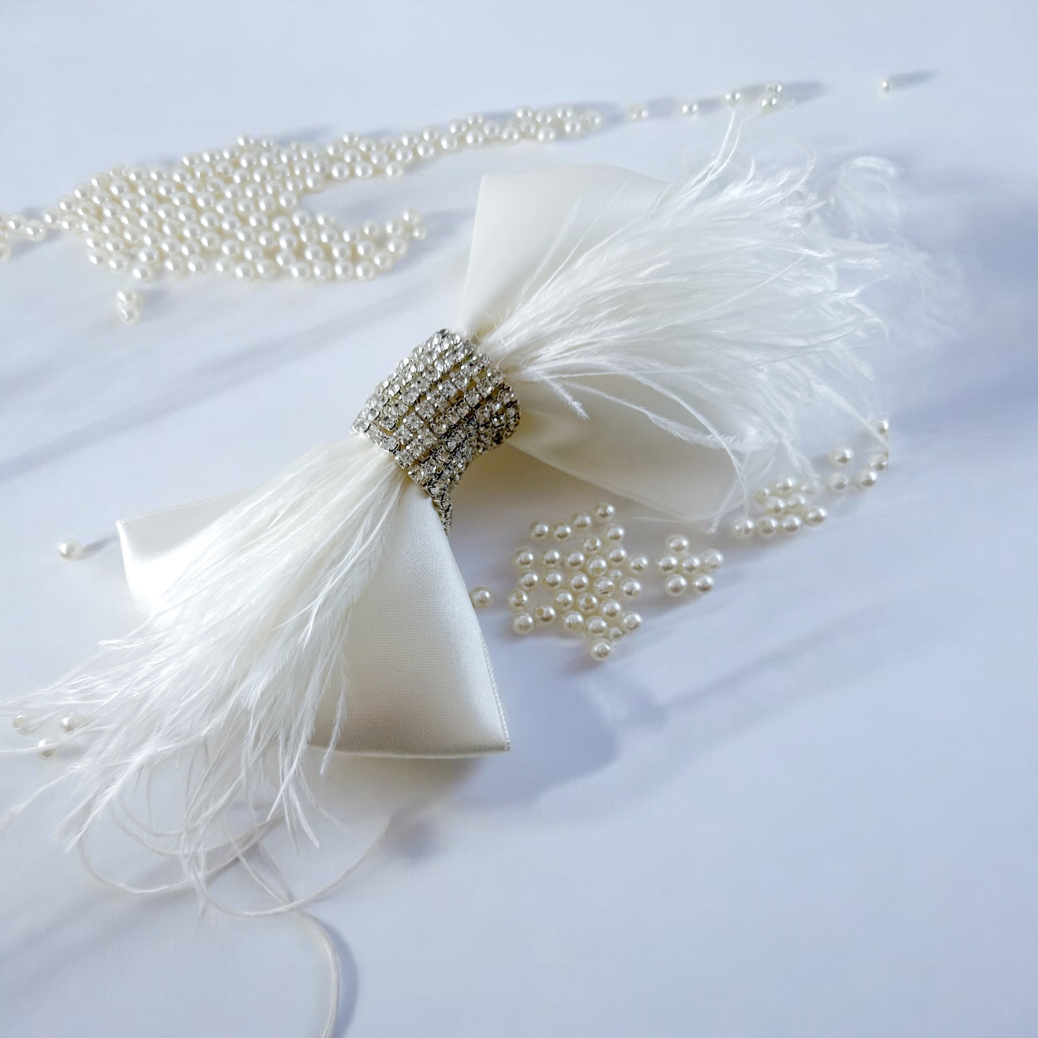 Beyaz Tüylü Taşlı Bride Kurdele Toka