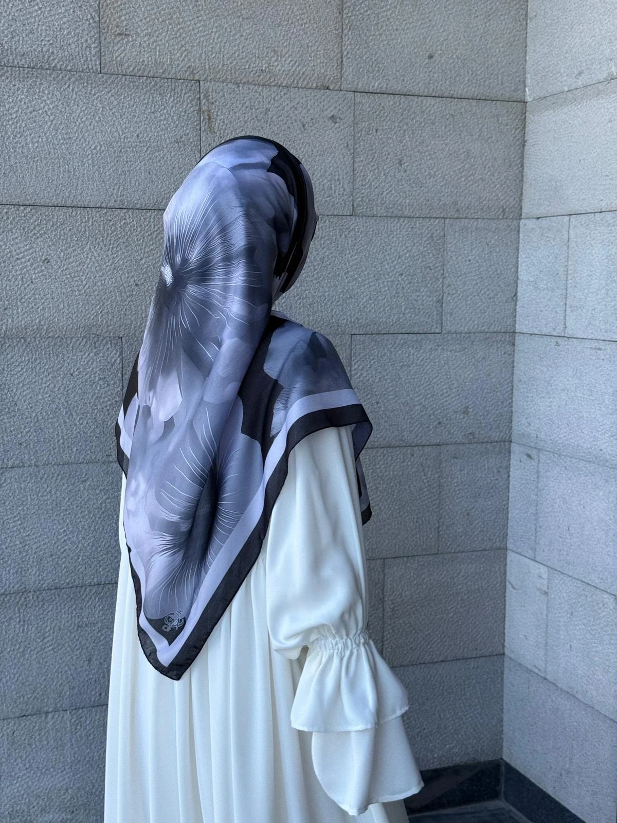 Büyük Boy Pamuklu Flora Desen Eşarp-Siyah/Antrasit