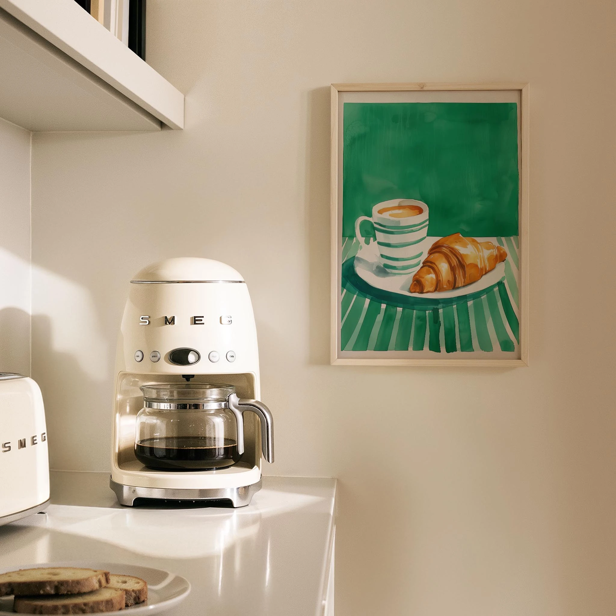 Minimalist Çizgili Kadın Kahveyle