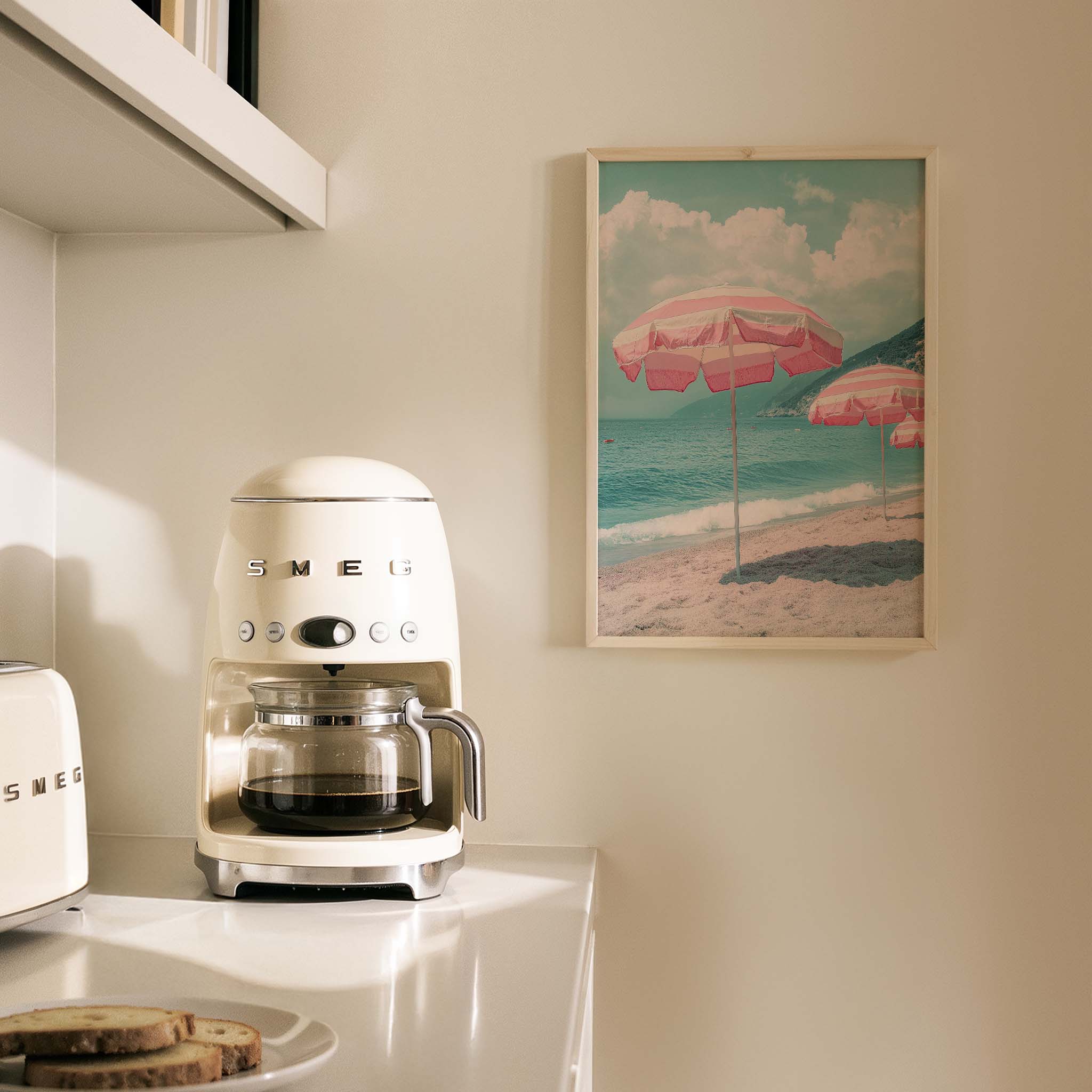 Sahilde Pembe Şemsiye Maximalist - Duvar Tablosu