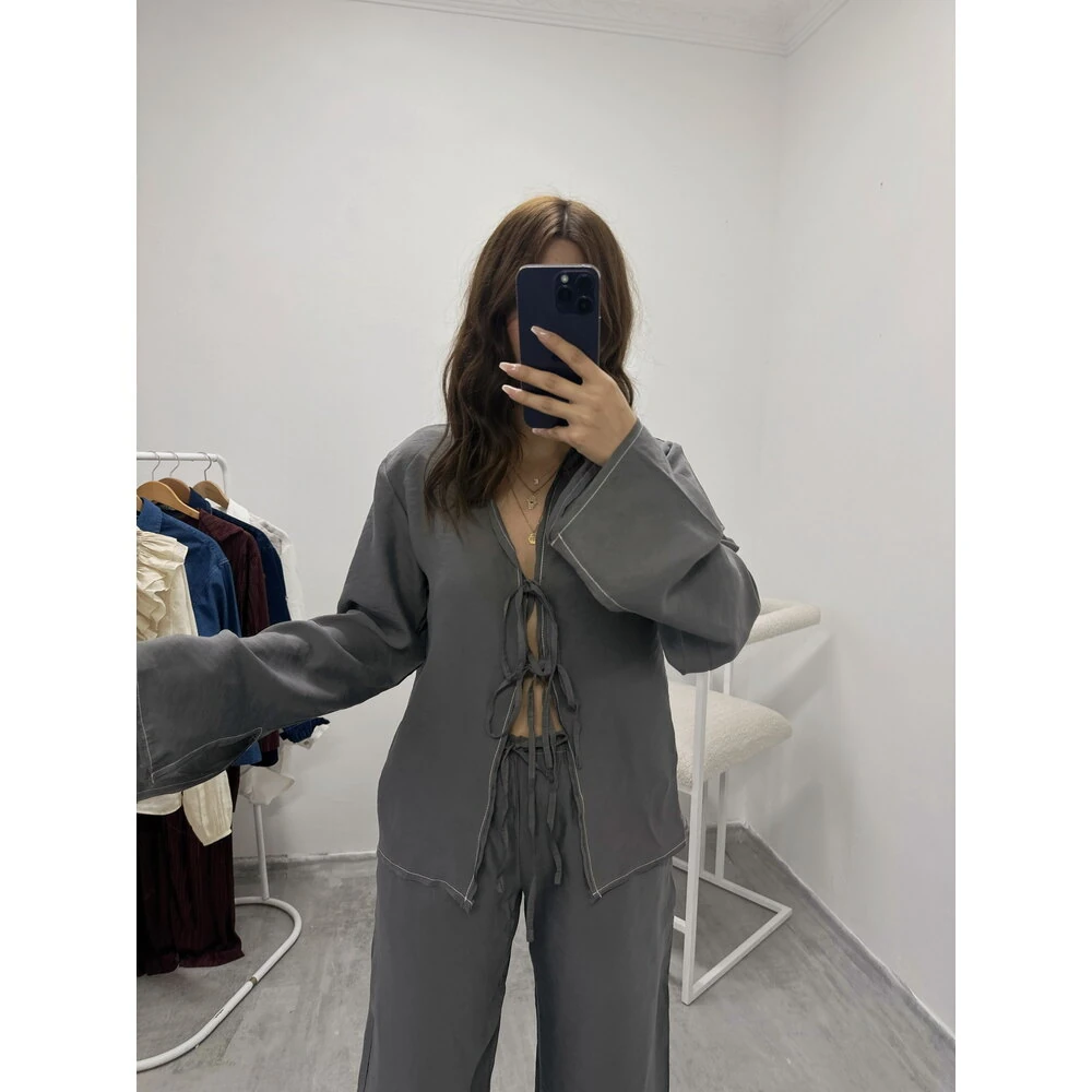 Gri Bağlama Detaylı Gömlek Pantolon Takım