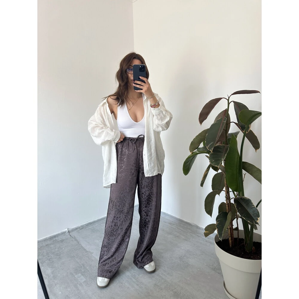 Kendinden Desenli Kahverengi Saten Dokuma Pantolon