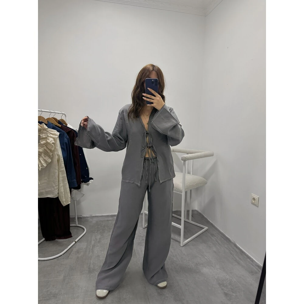 Gri Bağlama Detaylı Gömlek Pantolon Takım