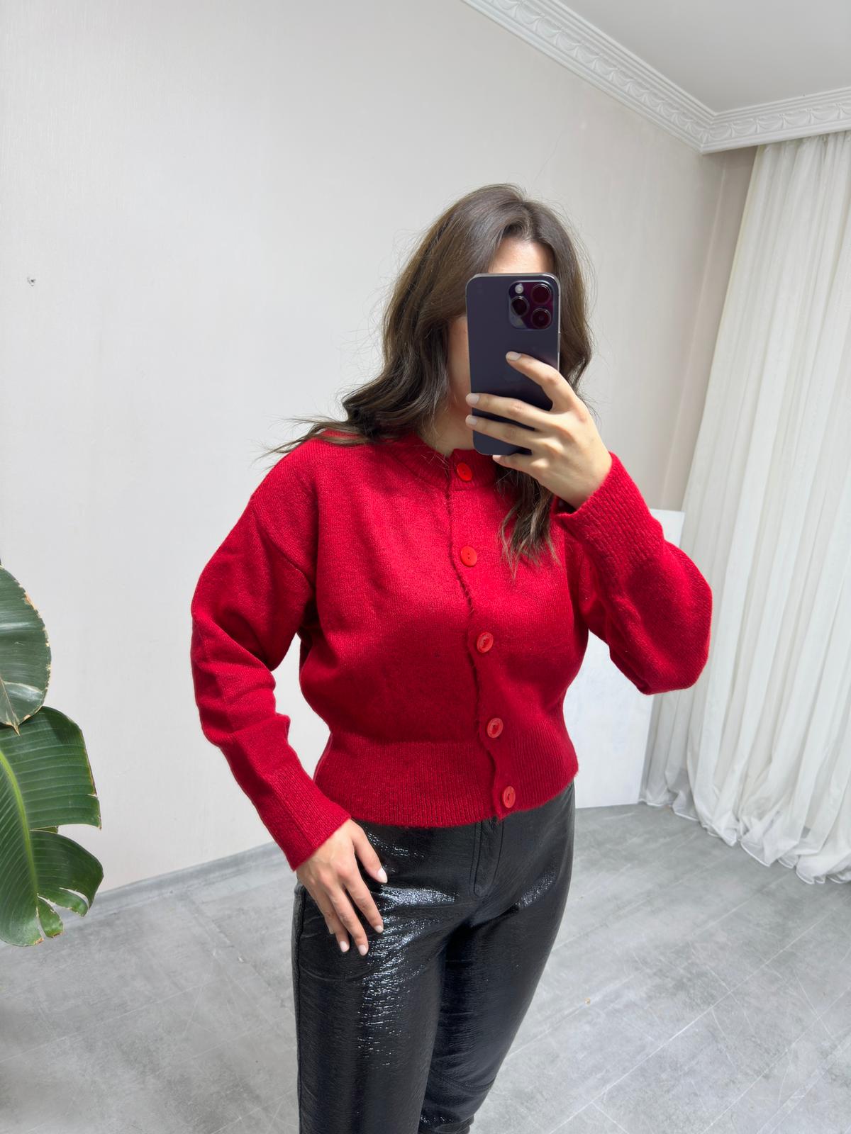 Kırmızı Düğmeli Hırka