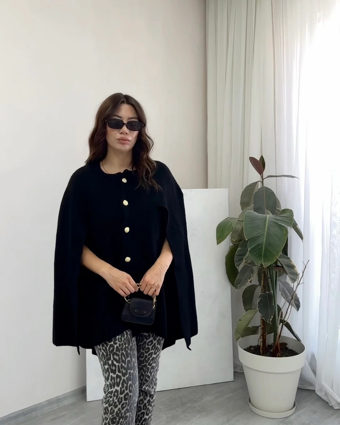 Düğme Detaylı Triko Pelerin - Siyah