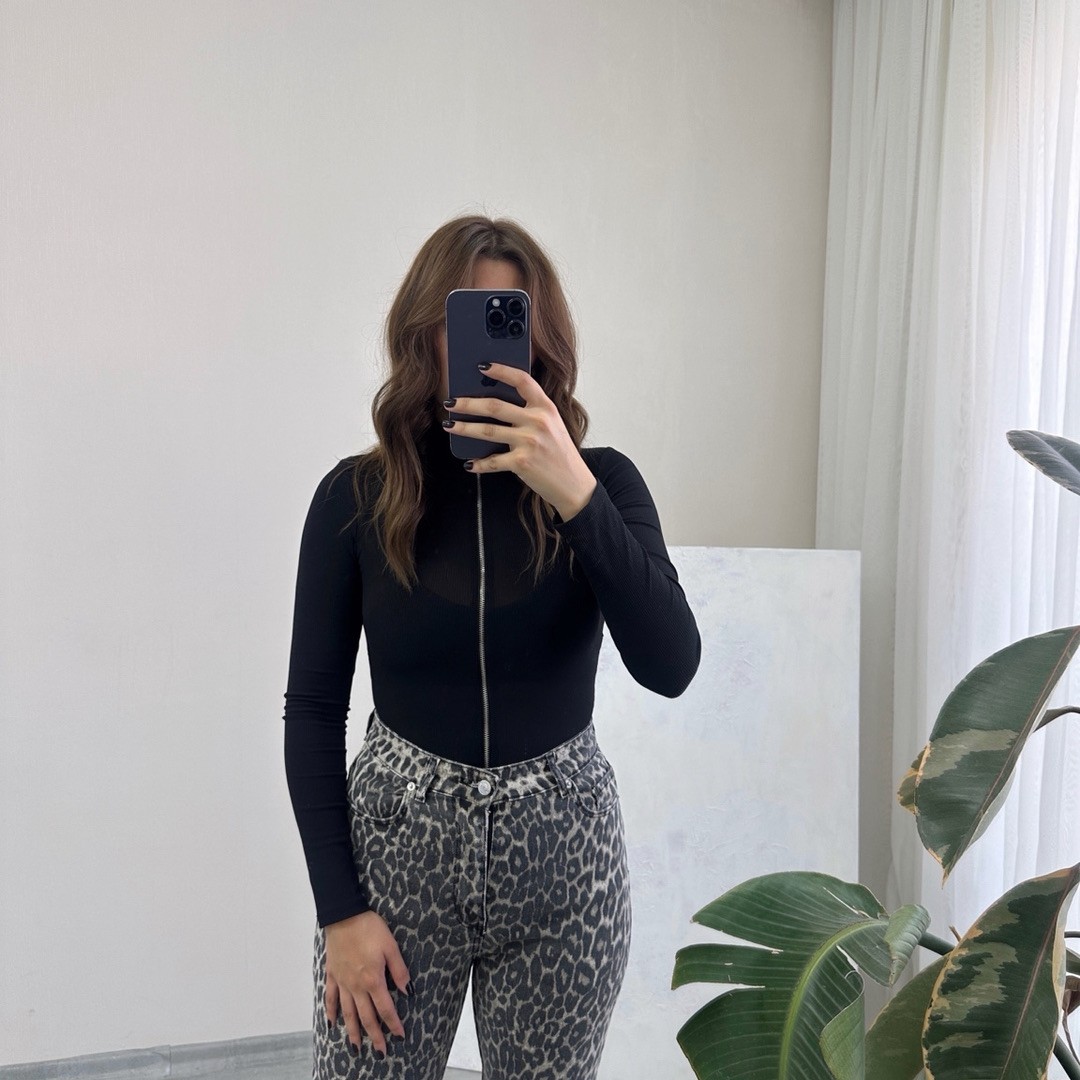 Dik Yaka Fermuarlı Bodysuit