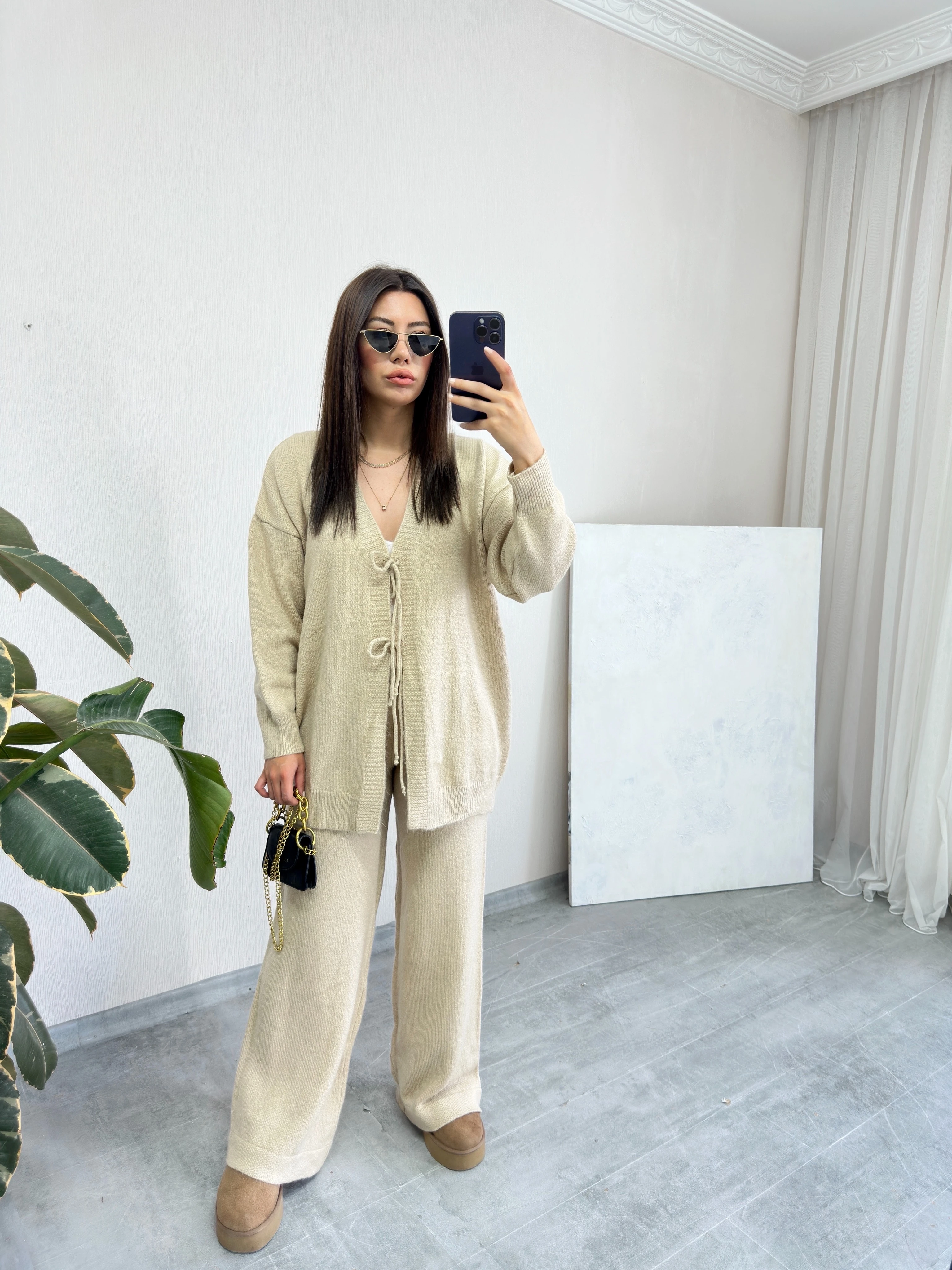 Bağcık Detaylı Bej Yün Takım