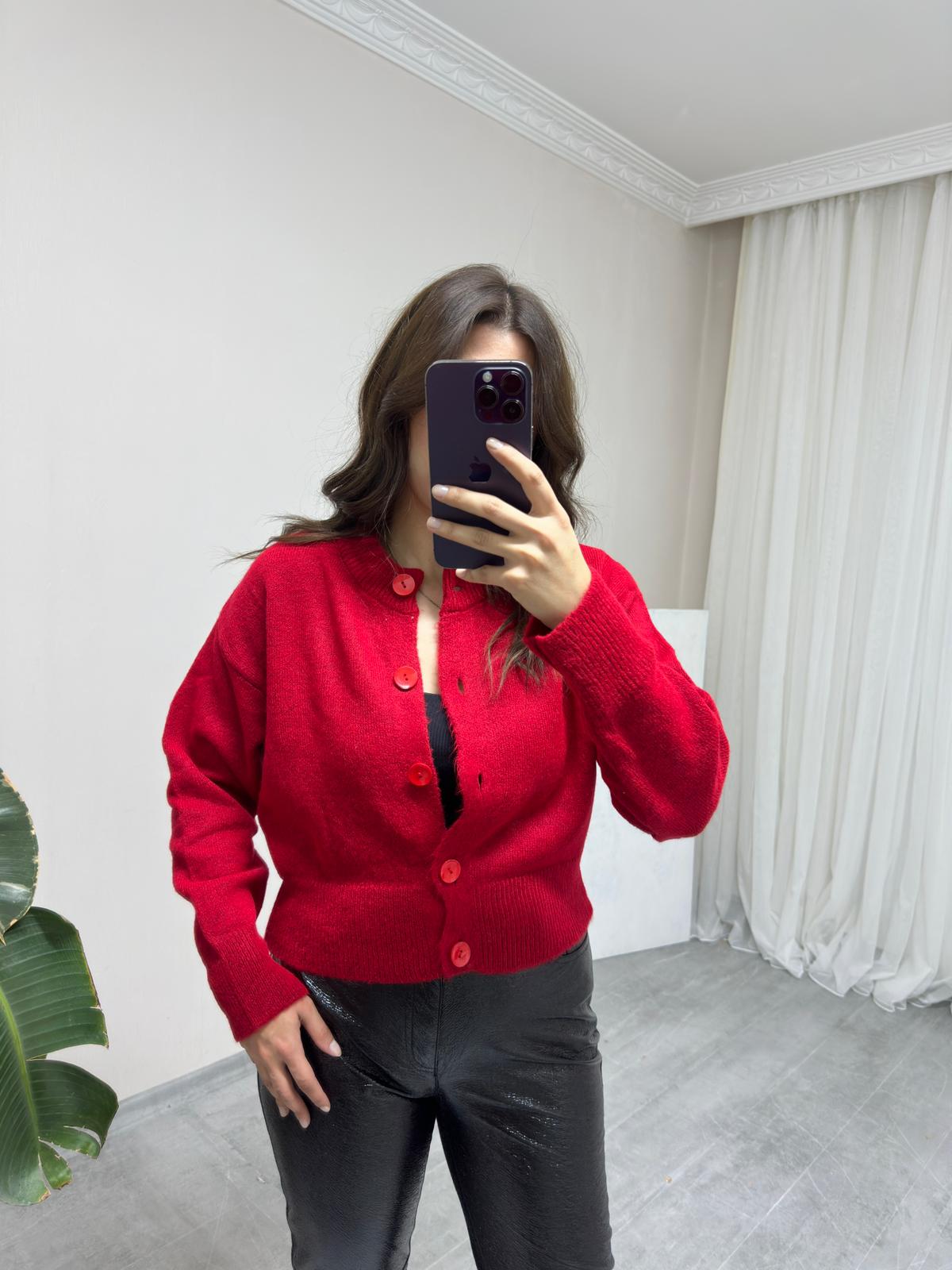 Kırmızı Düğmeli Hırka