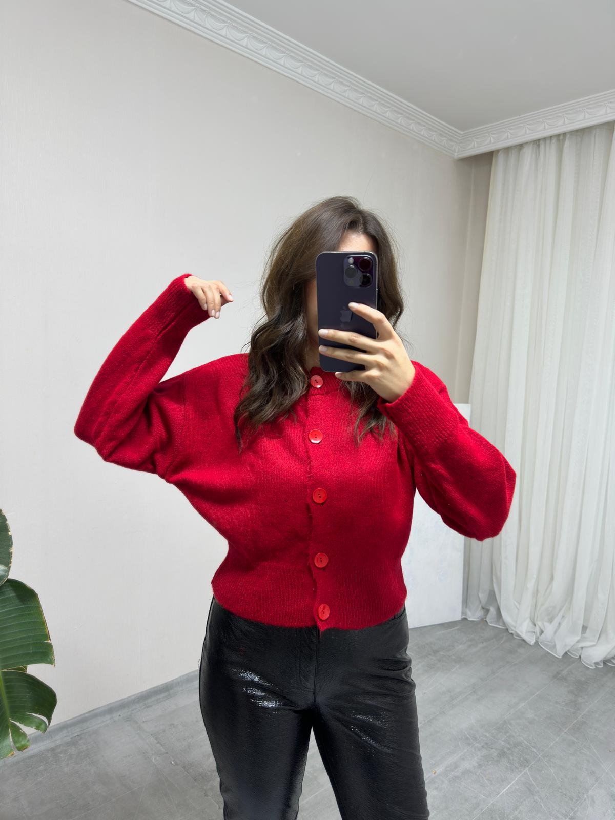 Kırmızı Düğmeli Hırka