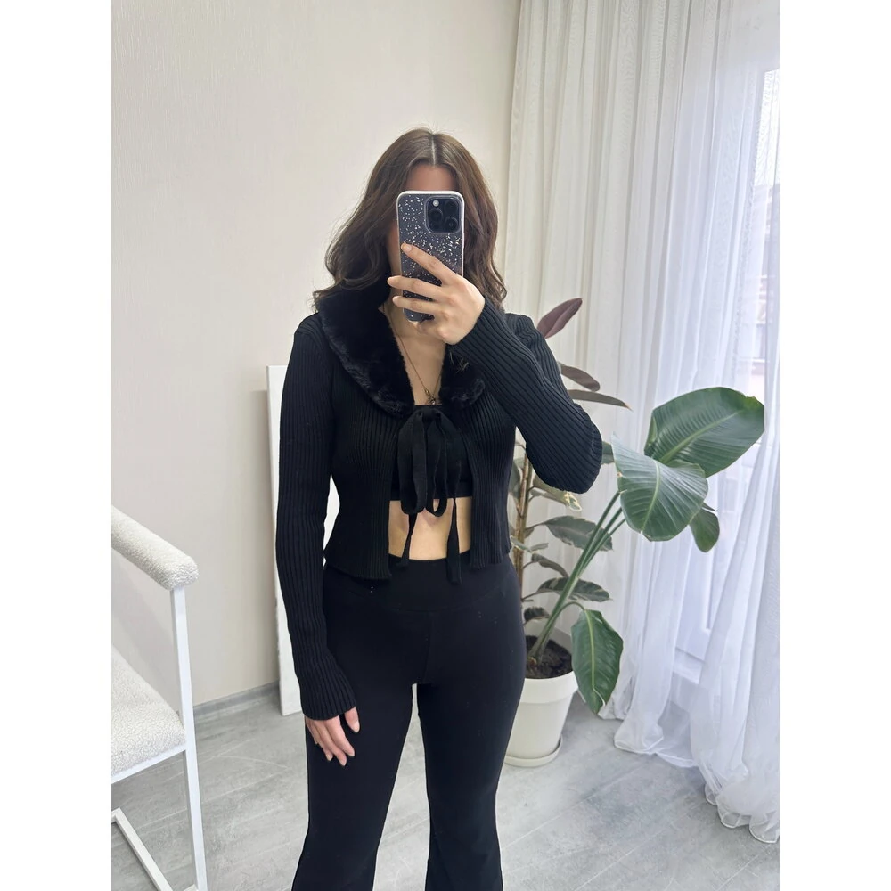 Siyah Yakası Kürklü Triko