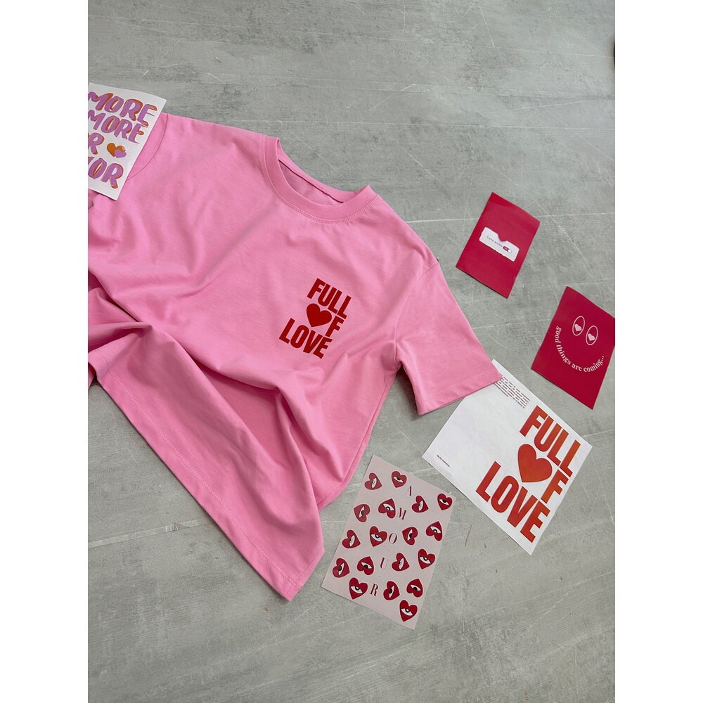 Sırtı Kişiselleştirilebilir Harfli Kalpli Pembe Tshirt