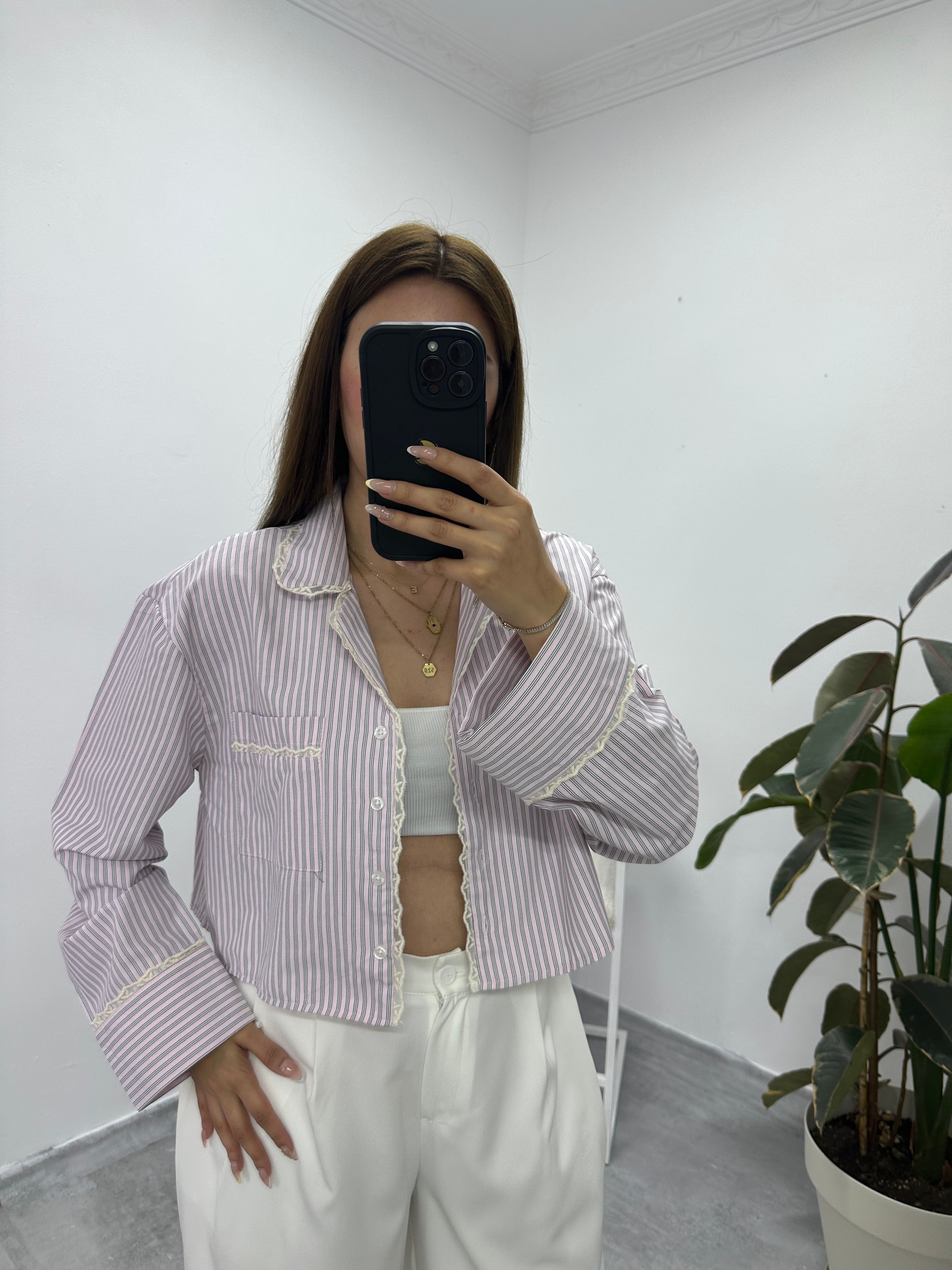 Pembe Çizgili Güpür ve Cep Detaylı Crop Gömlek