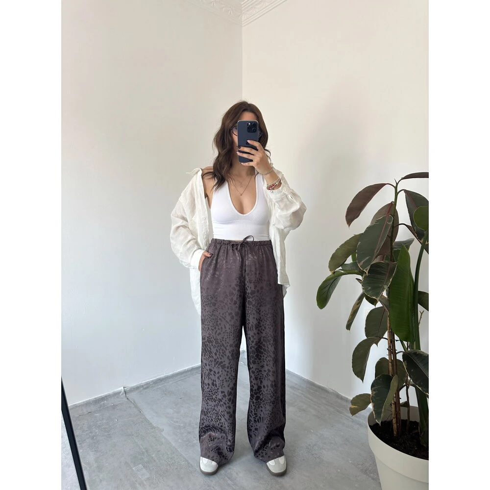 Kendinden Desenli Kahverengi Saten Dokuma Pantolon