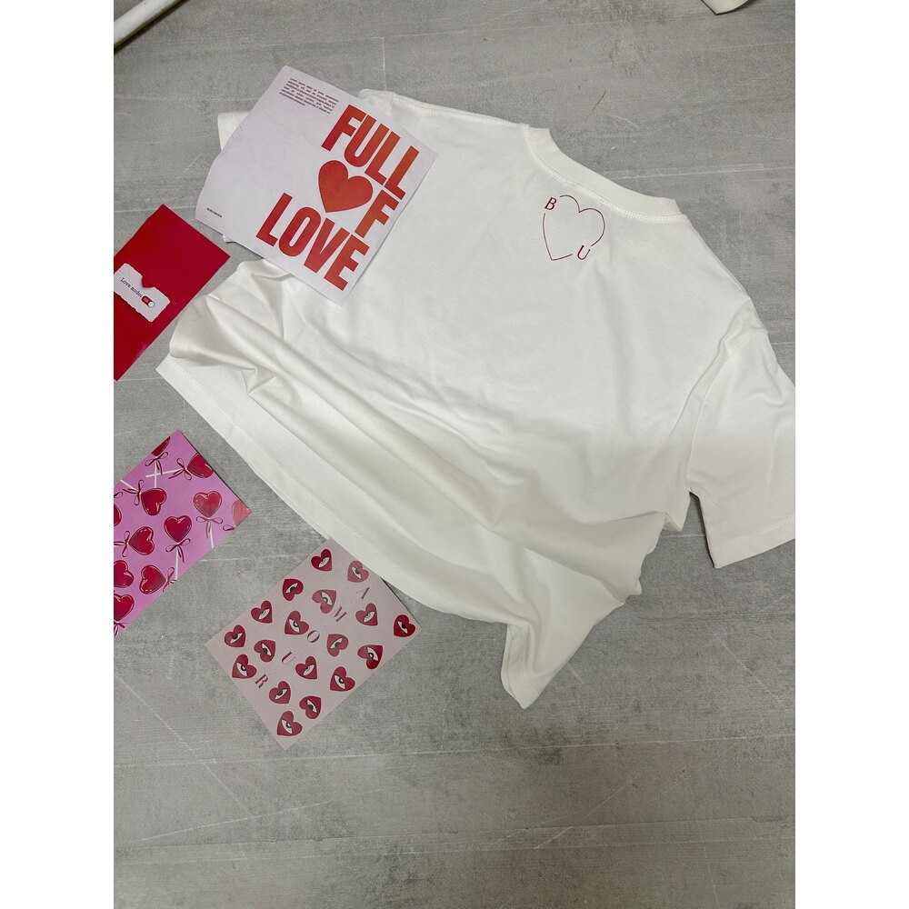 Sırtı Kişiselleştirilebilir Harfli Kalpli Beyaz Tshirt