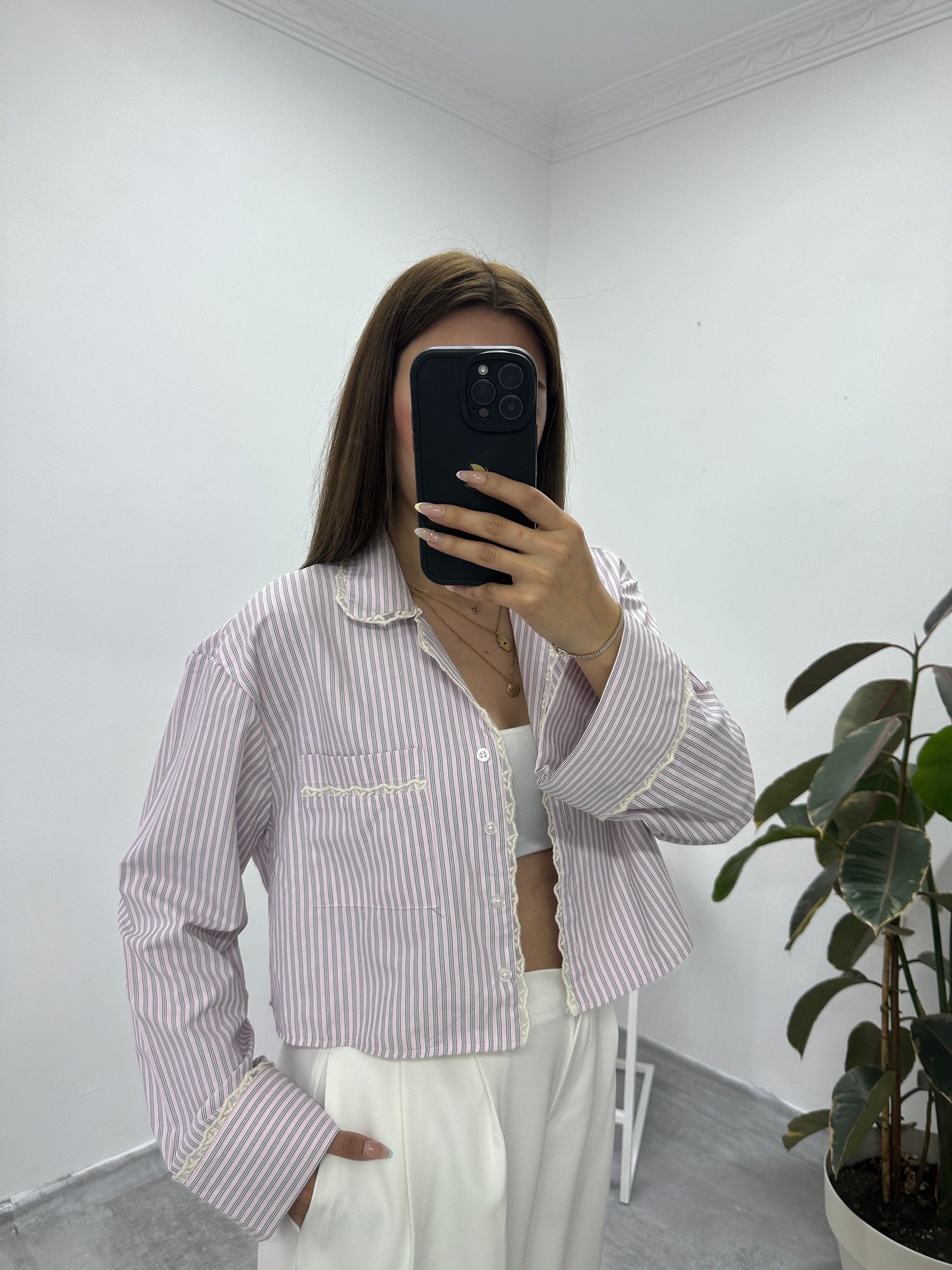 Pembe Çizgili Güpür ve Cep Detaylı Crop Gömlek