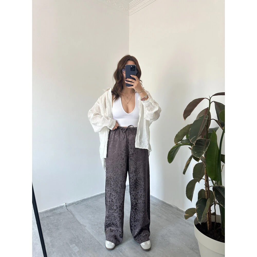 Kendinden Desenli Kahverengi Saten Dokuma Pantolon