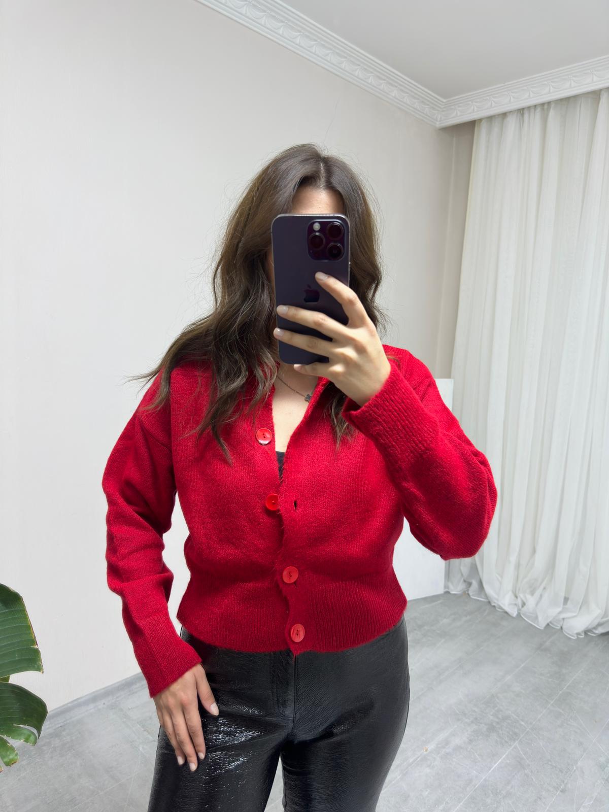 Kırmızı Düğmeli Hırka