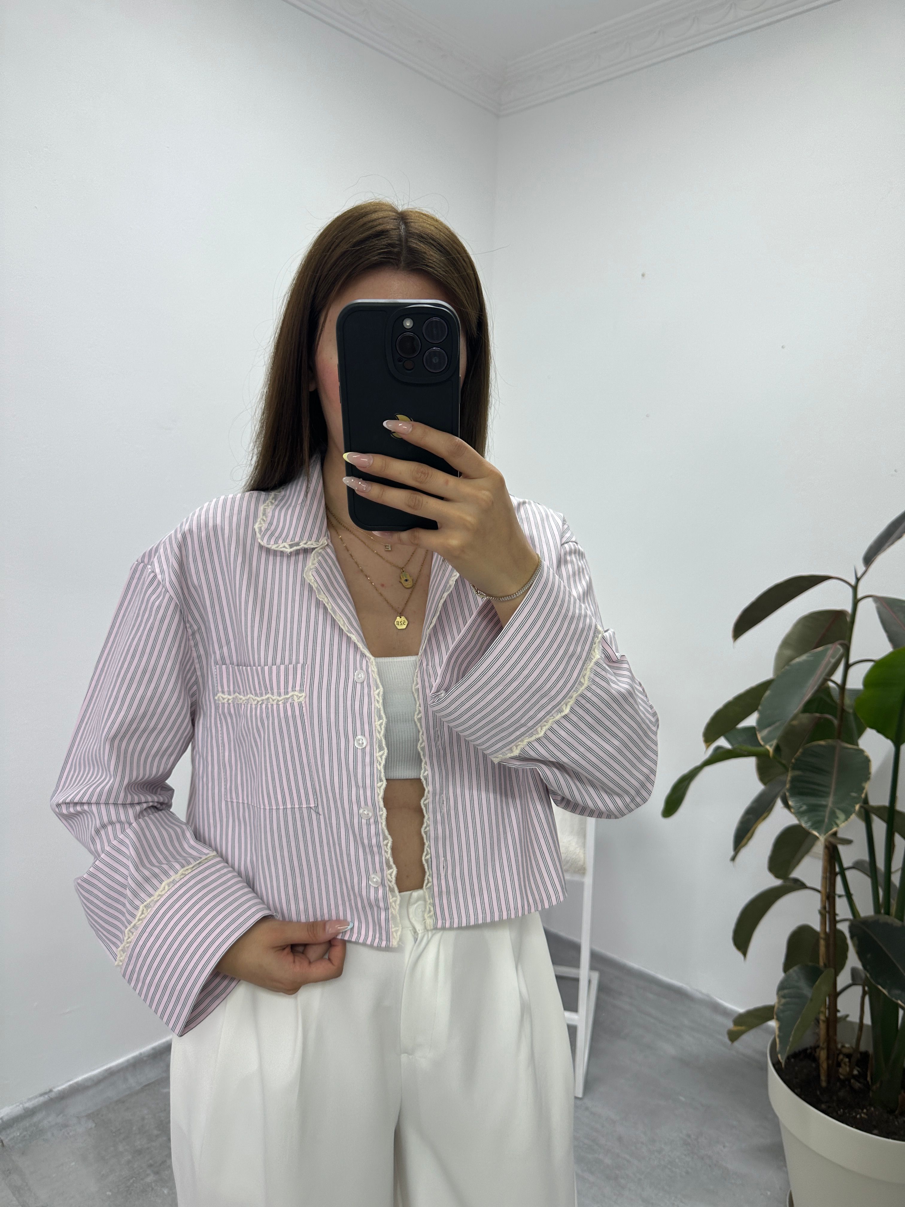 Pembe Çizgili Güpür ve Cep Detaylı Crop Gömlek