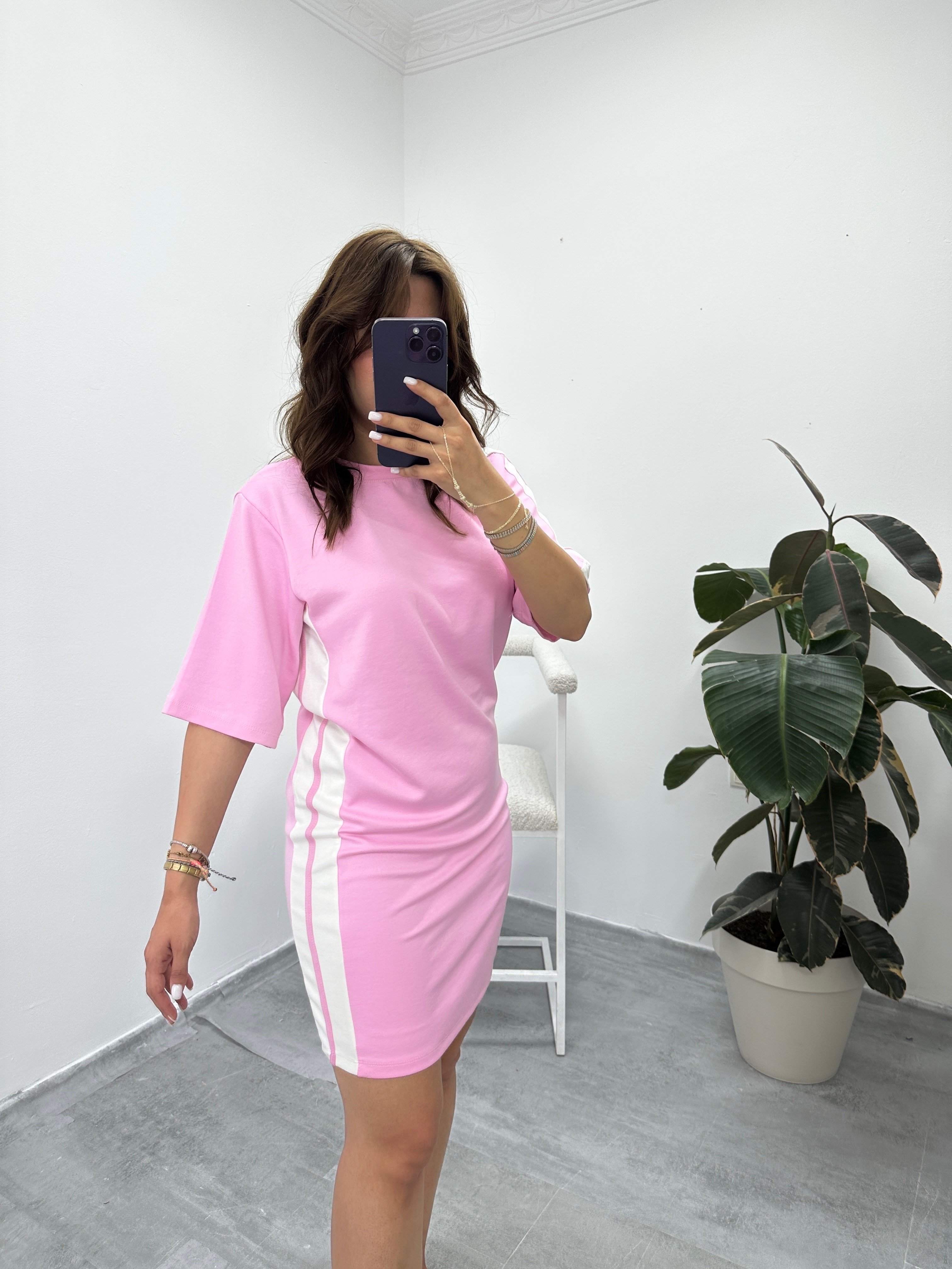 pembe yan şerit detaylı modal kumaş elbise