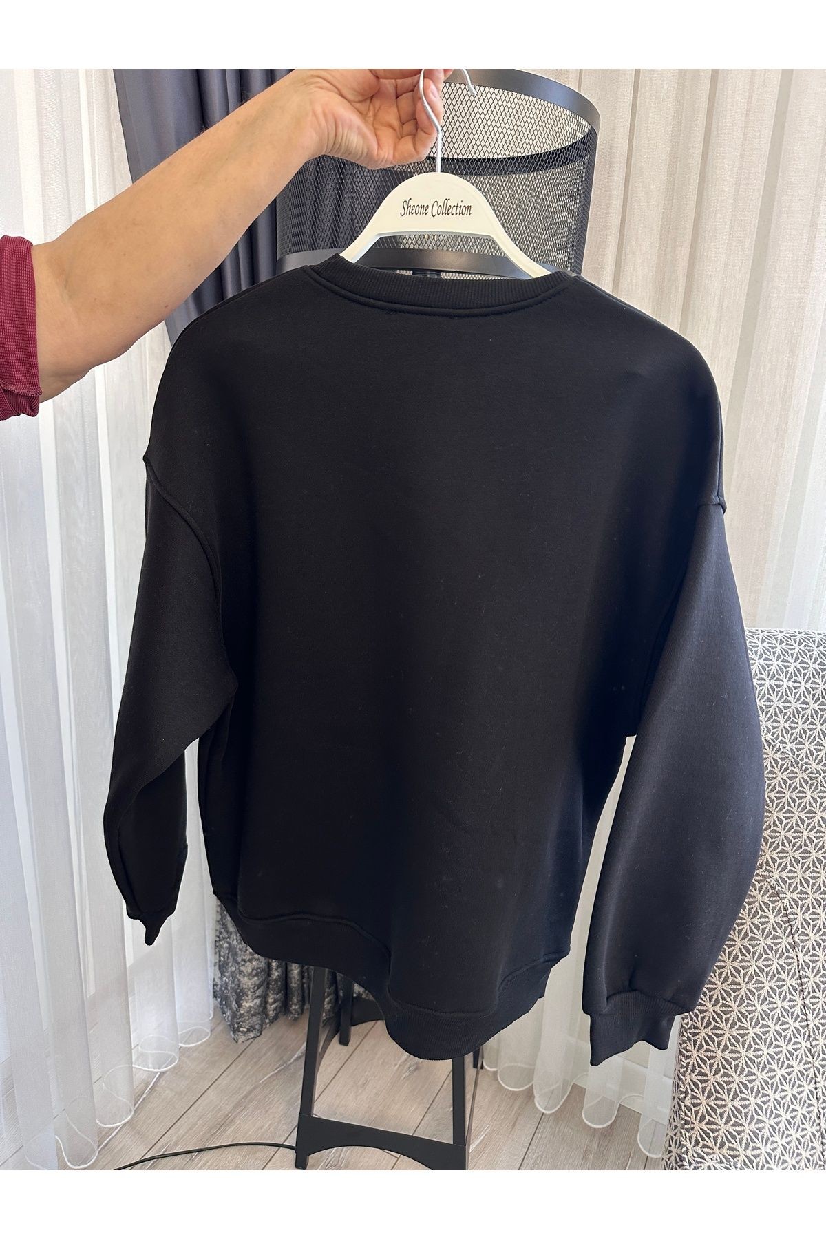 Siyah yazılı swearshirt