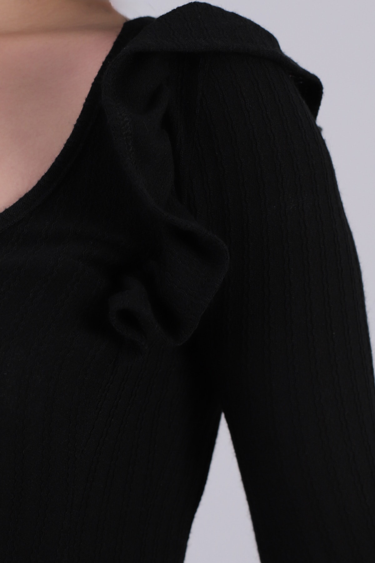 Kadın Siyah V Yaka Fırfır Detaylı Yumuşak Dokulu Bluz ARM-26K001045