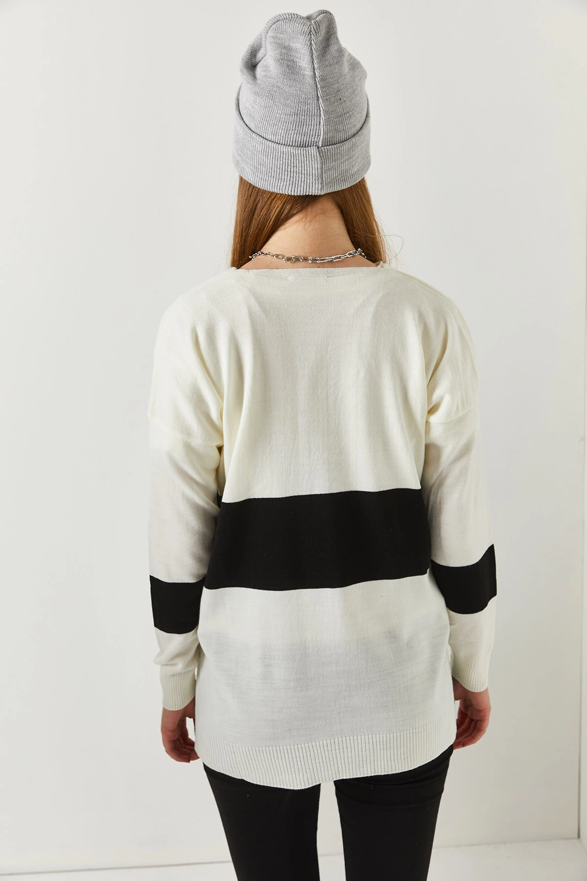 Kadın Ekru V Yaka İki Renkli Önü Kısa Arkası Uzun Triko Kazak ARM-25K012014