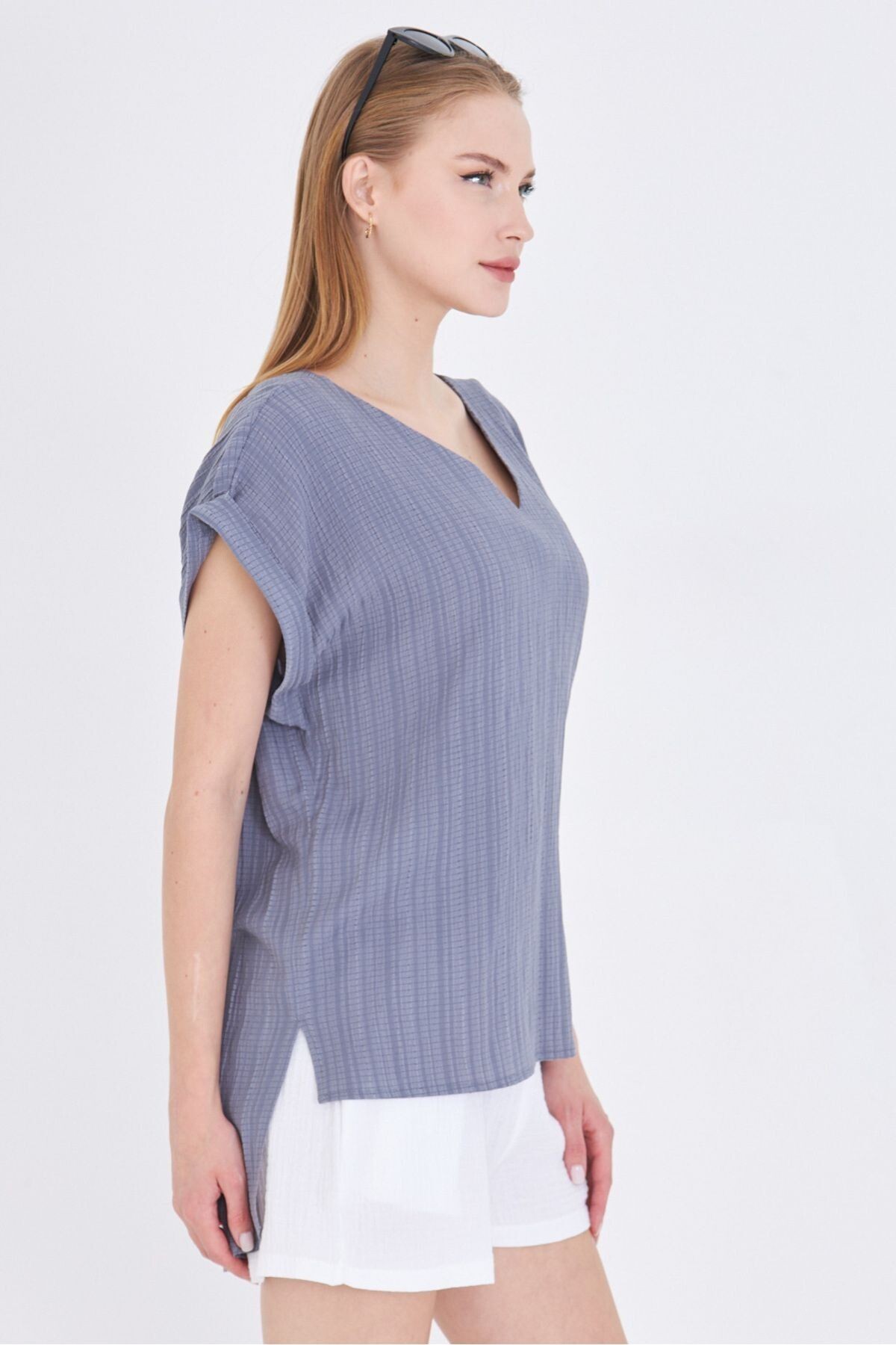 Kadın Gri V Yaka Yanları Yırtmaçlı Arkası Uzun Duble Kol Detaylı Oversize Bluz ARM-24Y001074