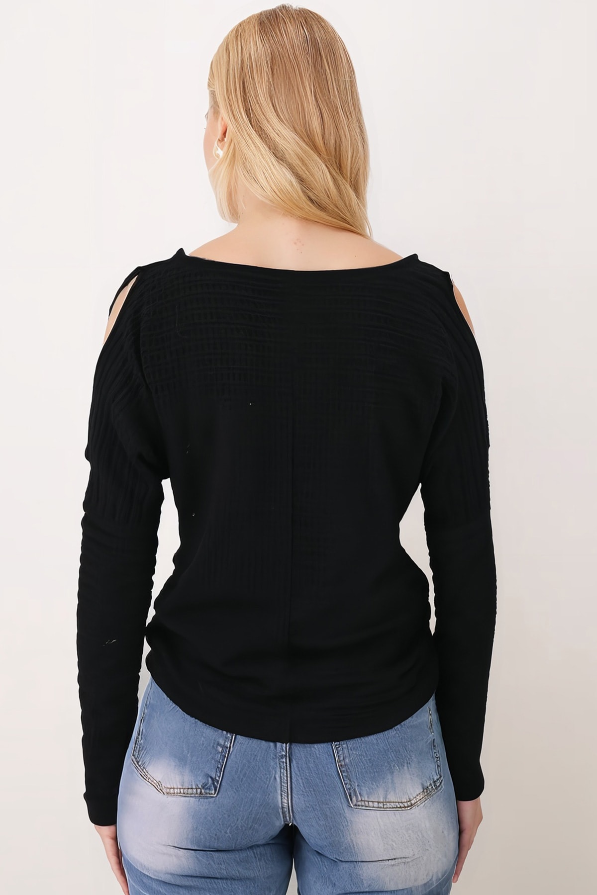 Kadın Siyah Yumuşak Dokulu Omuz Dekolteli Bluz ARM-26K001024