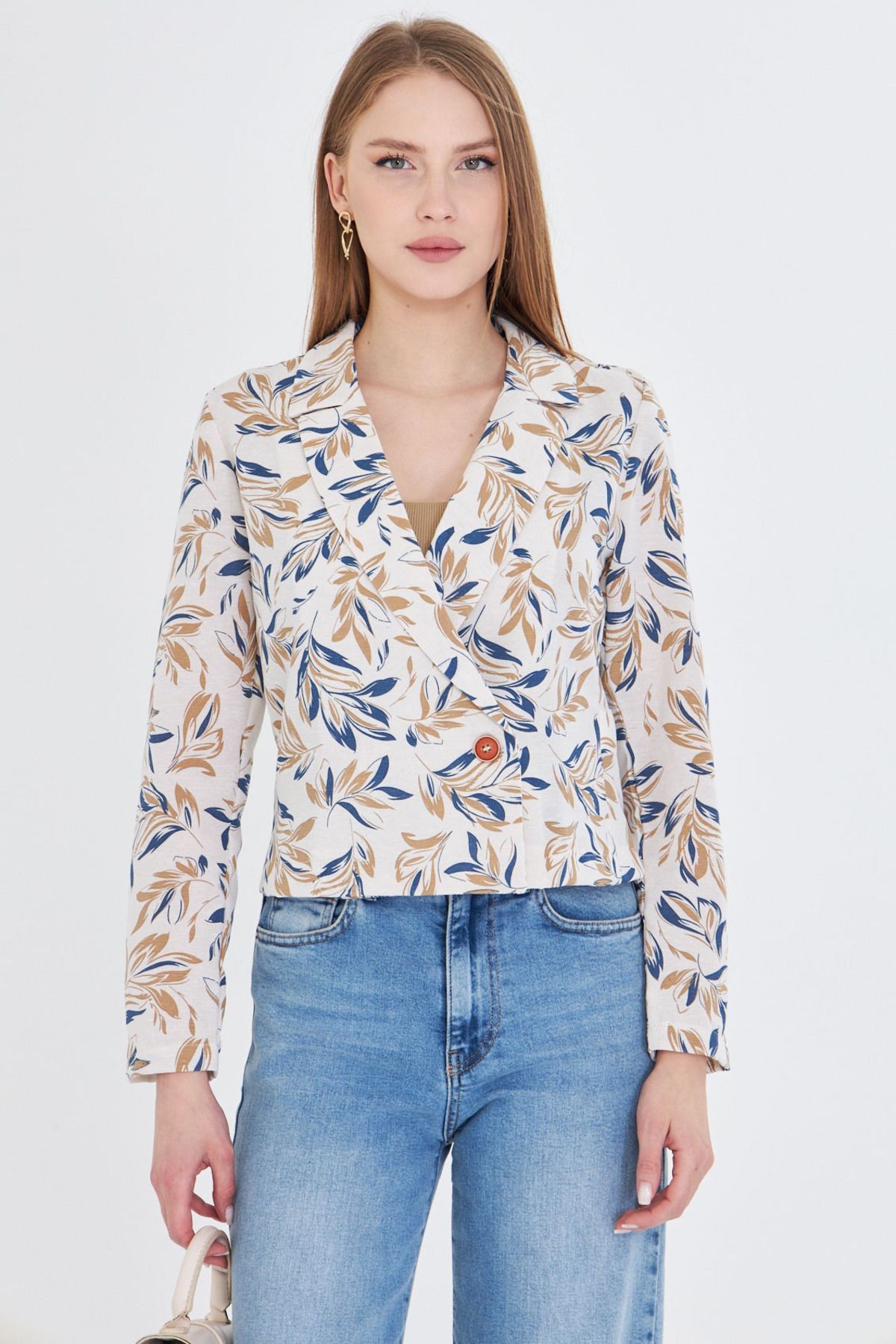 Kadın Açık Vizon Kruvaze Yaka Desenli Crop Ceket ARM-24Y001058