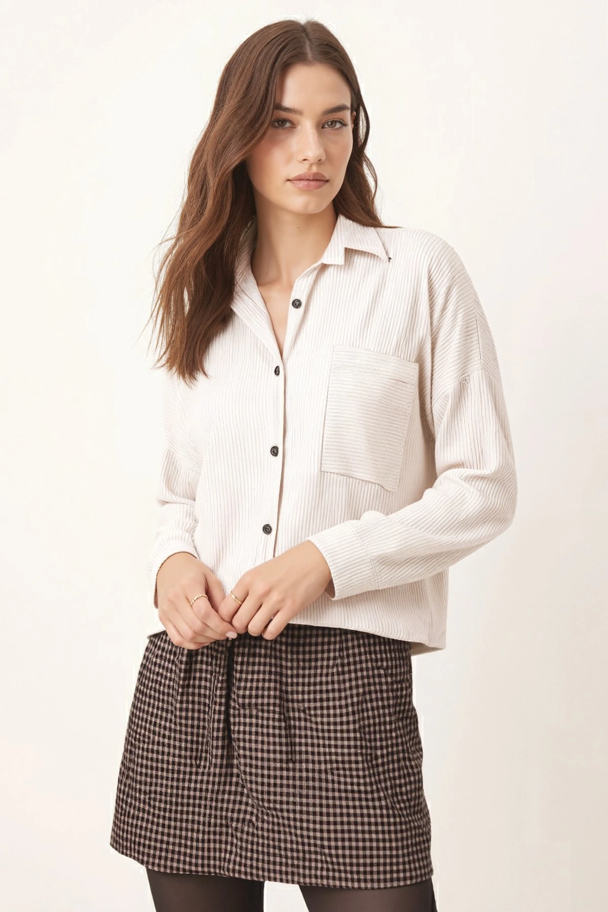 Kadın Beyaz Cepli Oversize İnce Fitilli Kadife Gömlek ARM-24K001076