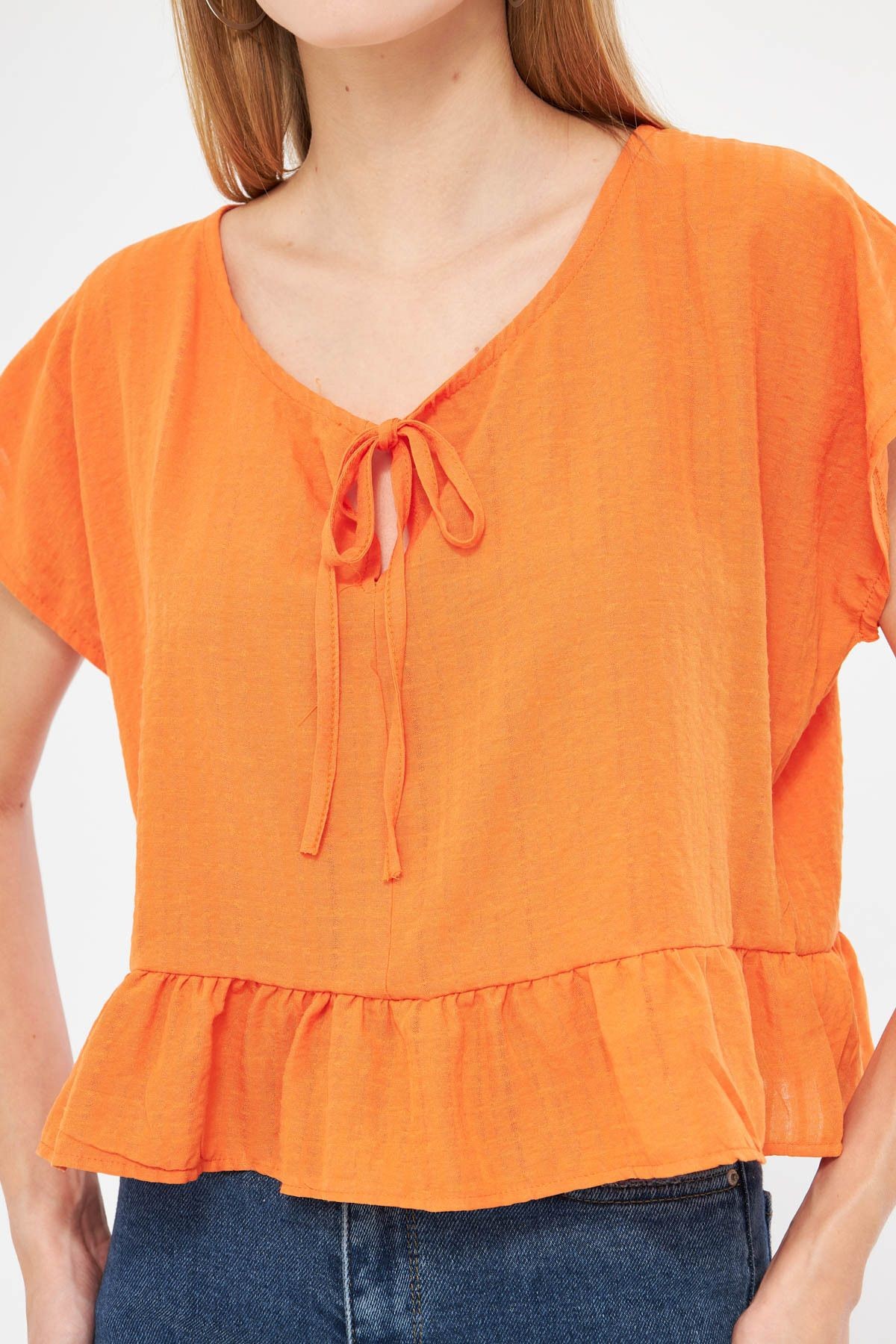 Kadın Turuncu Yarasa Kol Yakası Bağlamalı Eteği Fırfırlı Oversize Crop Bluz ARM-24Y001088
