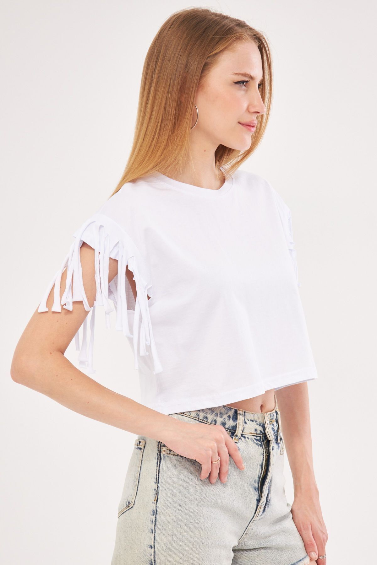 Kadın Beyaz Kolları Püsküllü Oversize Crop T-Shirt ARM-24Y024019