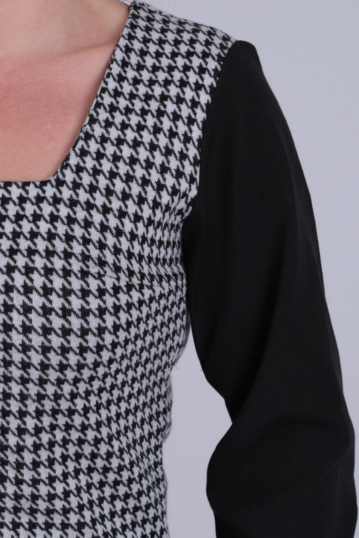 Kadın Beyaz-Siyah Ekoseli Kare Yaka Uzun Kol Elbise ARM-22Y001182