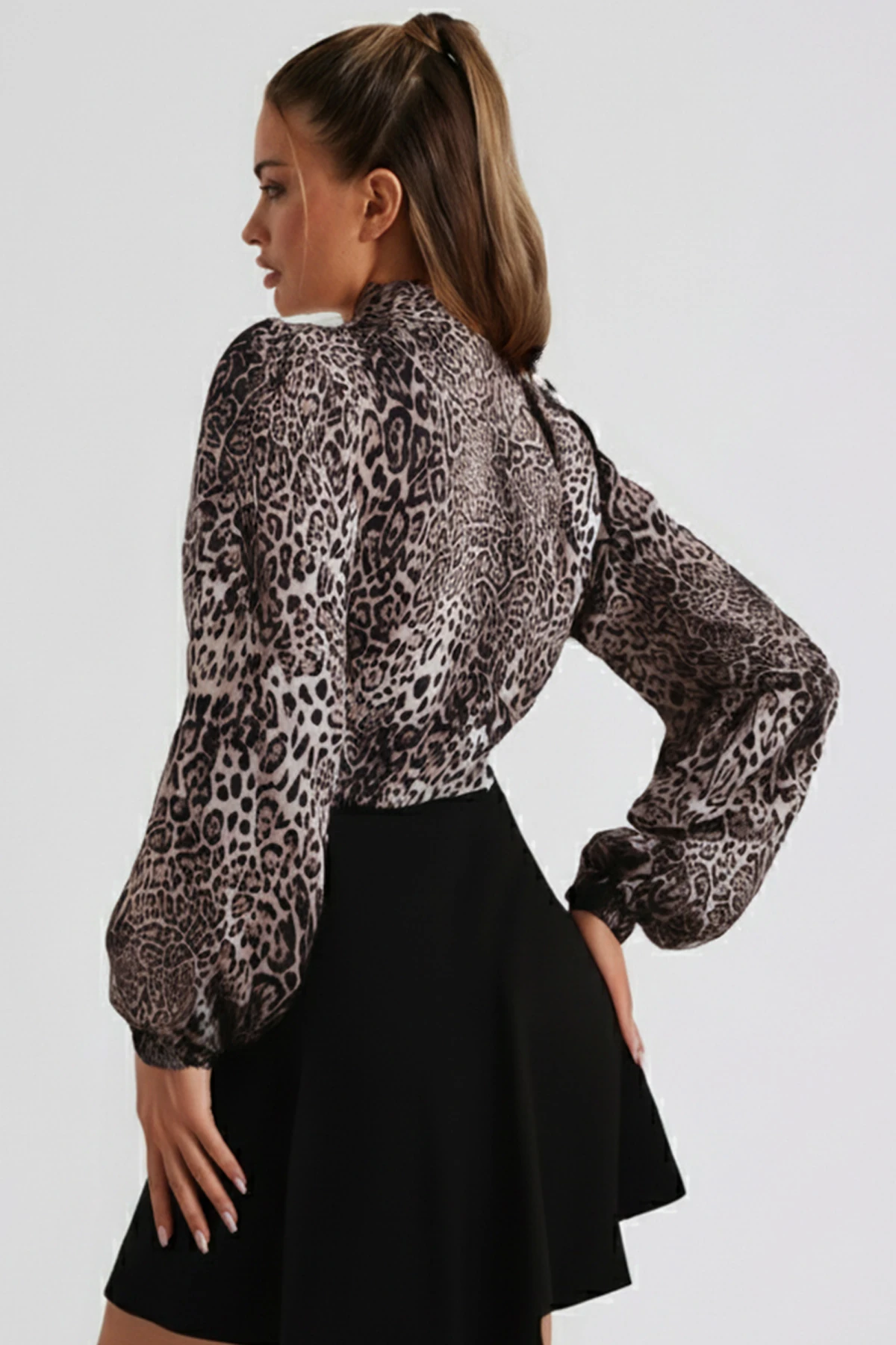 Kadın Siyah-Bej Yakası Bağlamalı Kolu Lastikli Bluz ARM-25K001096