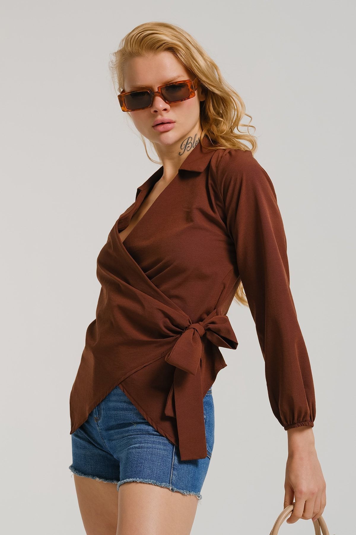 Kadın Kahve Yakalı Kruvaze Bluz ARM-22Y024025