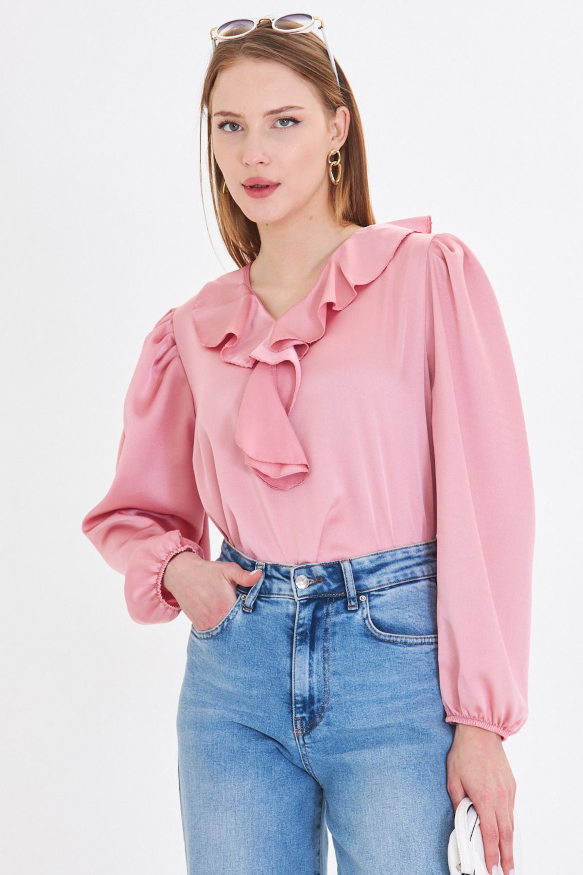 Kadın Açık Pembe Yakası Fırfırlı Omuzu Büzgülü Kolu Lastikli Pamuk Saten Bluz ARM-22K001059