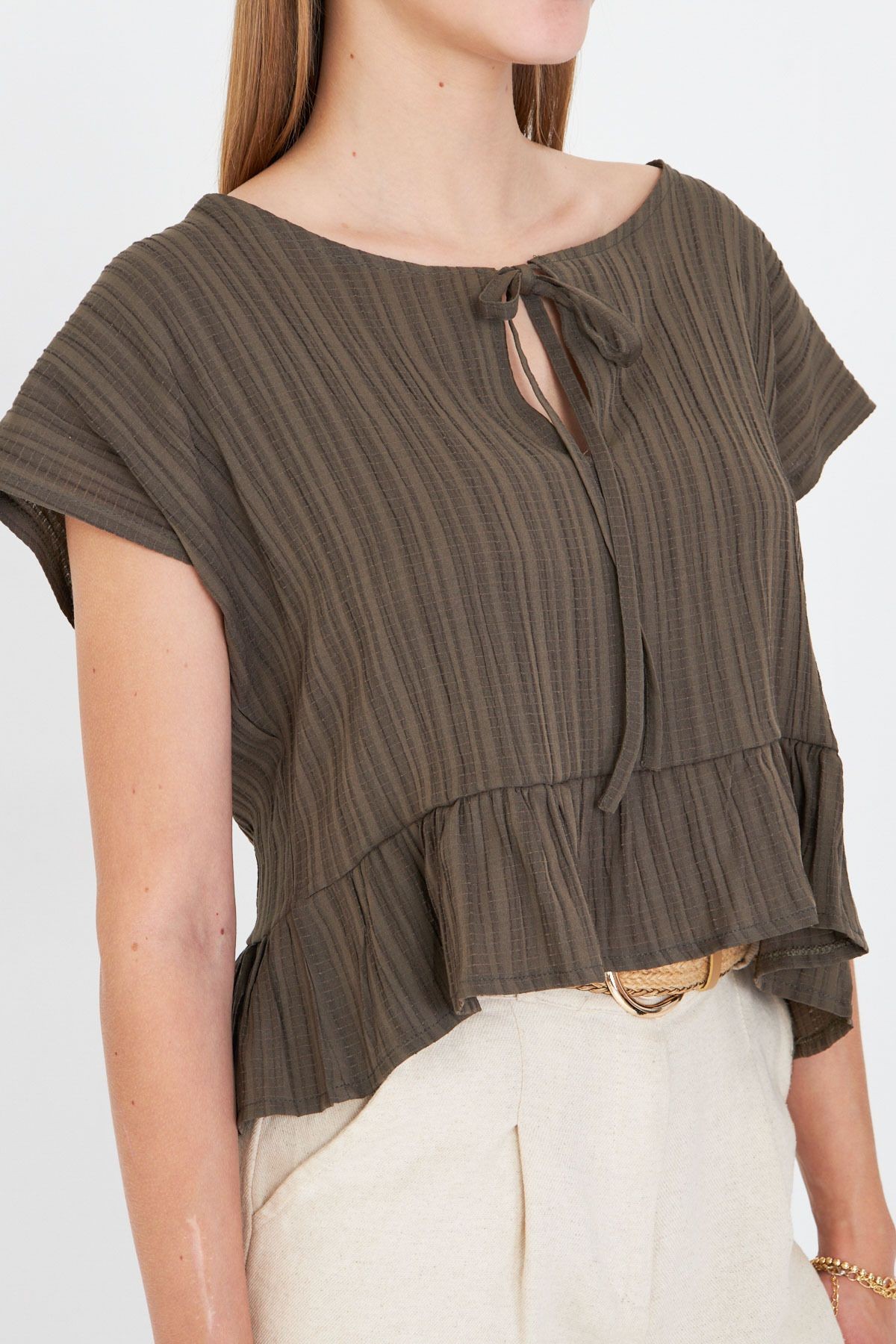 Kadın Koyu Haki Yarasa Kol Yakası Bağlamalı Eteği Fırfırlı Oversize Crop Bluz ARM-24Y001088