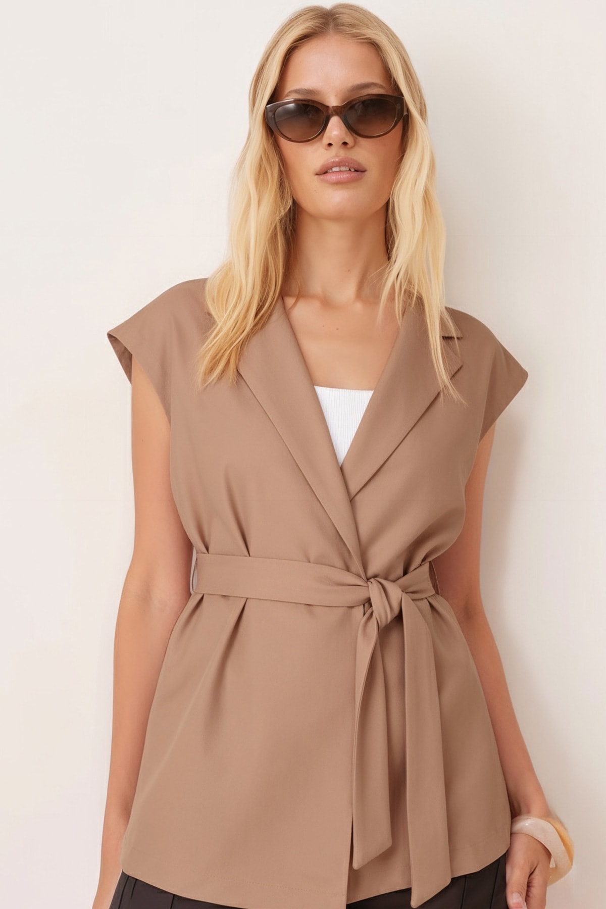 Kadın Camel Erkek Yaka Beli Kuşaklı Keten Görünümlü Yelek ARM-25Y001079