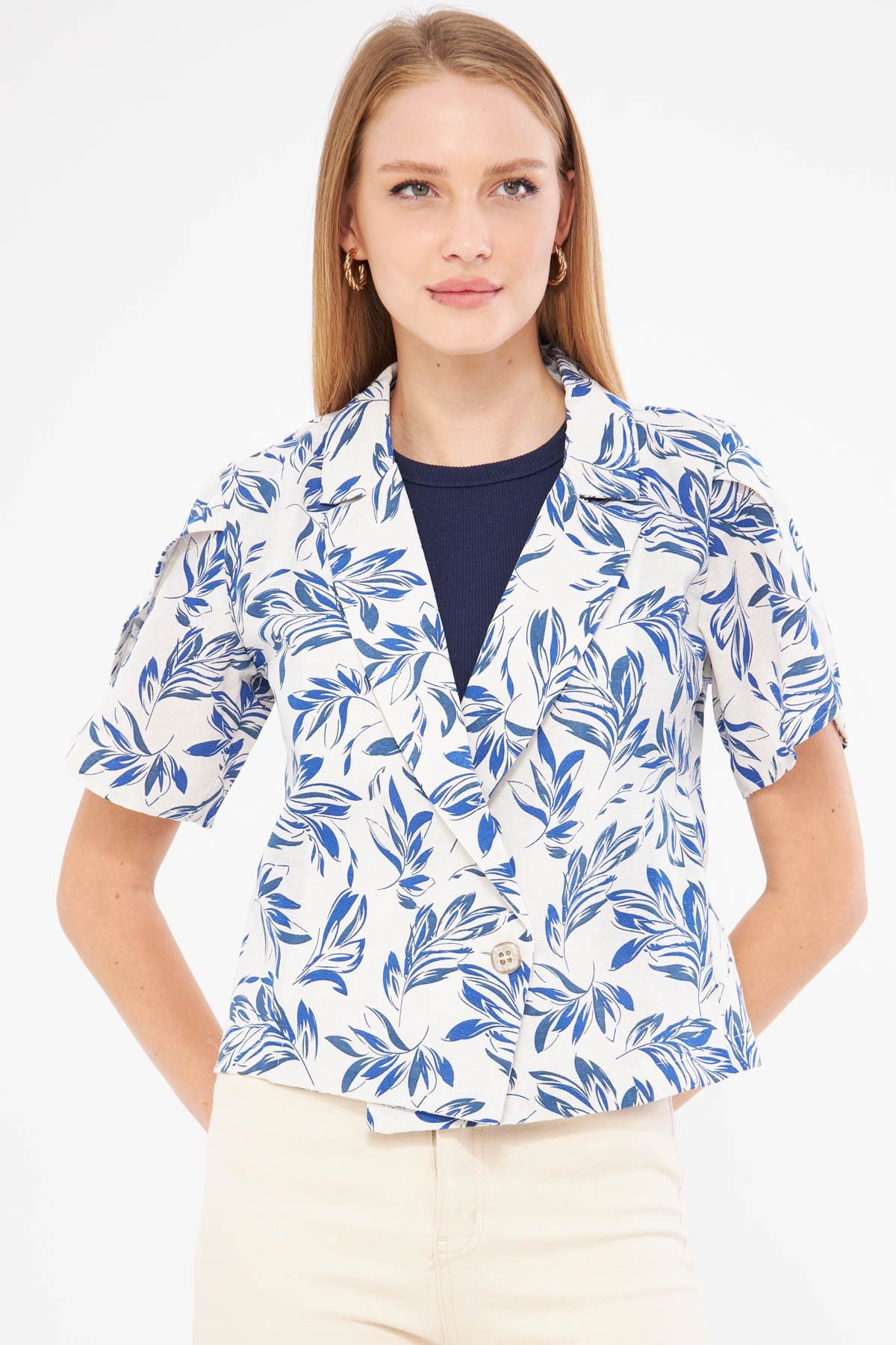 Kadın Laci-Saks Keten Görünümlü Desenli Kolu Yırtmaçlı Crop Kısa Kol Ceket ARM-24Y001095
