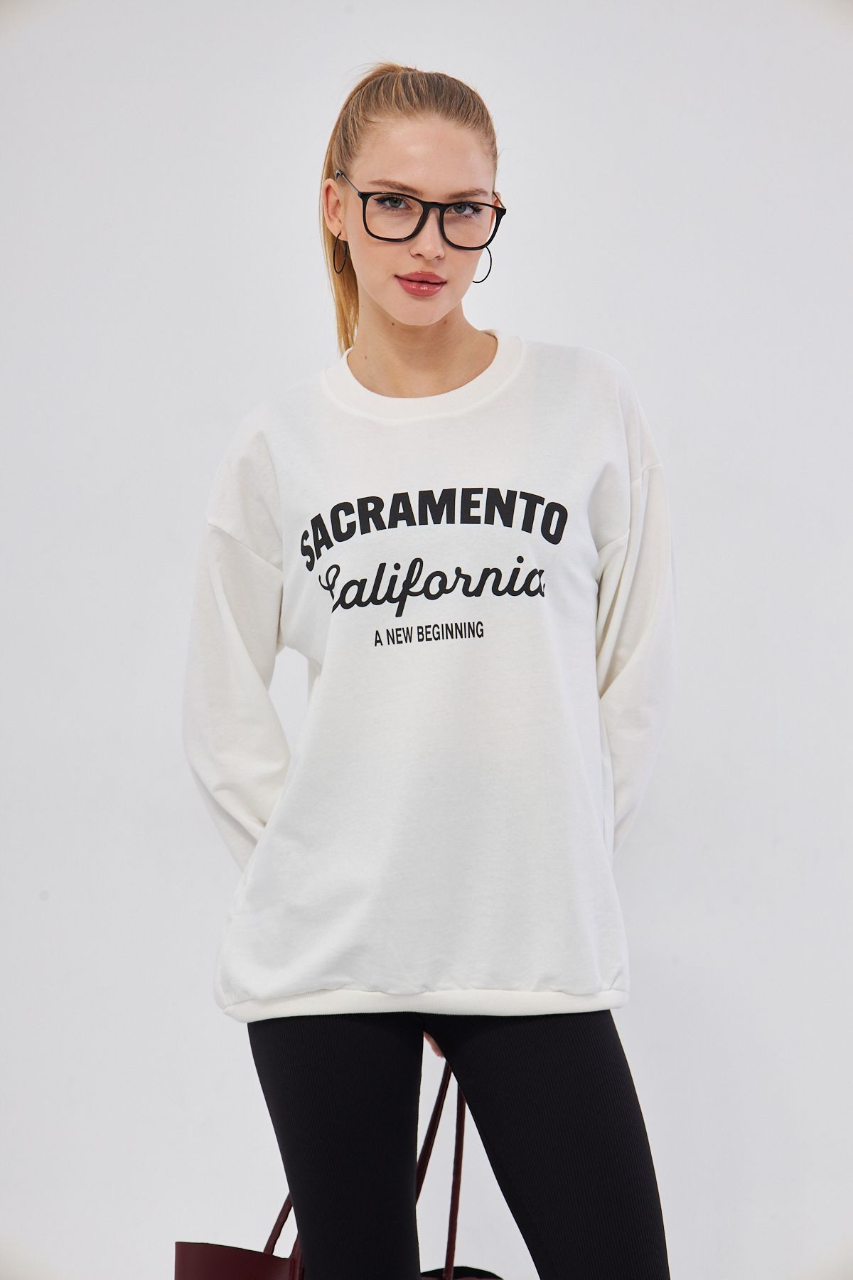 Kadın Beyaz Sacramento Baskılı Oversize Sweatshirt ARM-25K001020