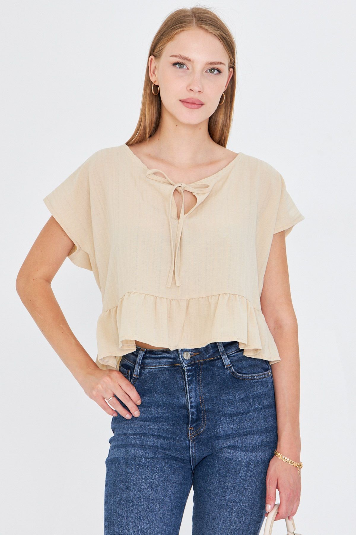 Kadın Krem Yarasa Kol Yakası Bağlamalı Eteği Fırfırlı Oversize Crop Bluz ARM-24Y001088