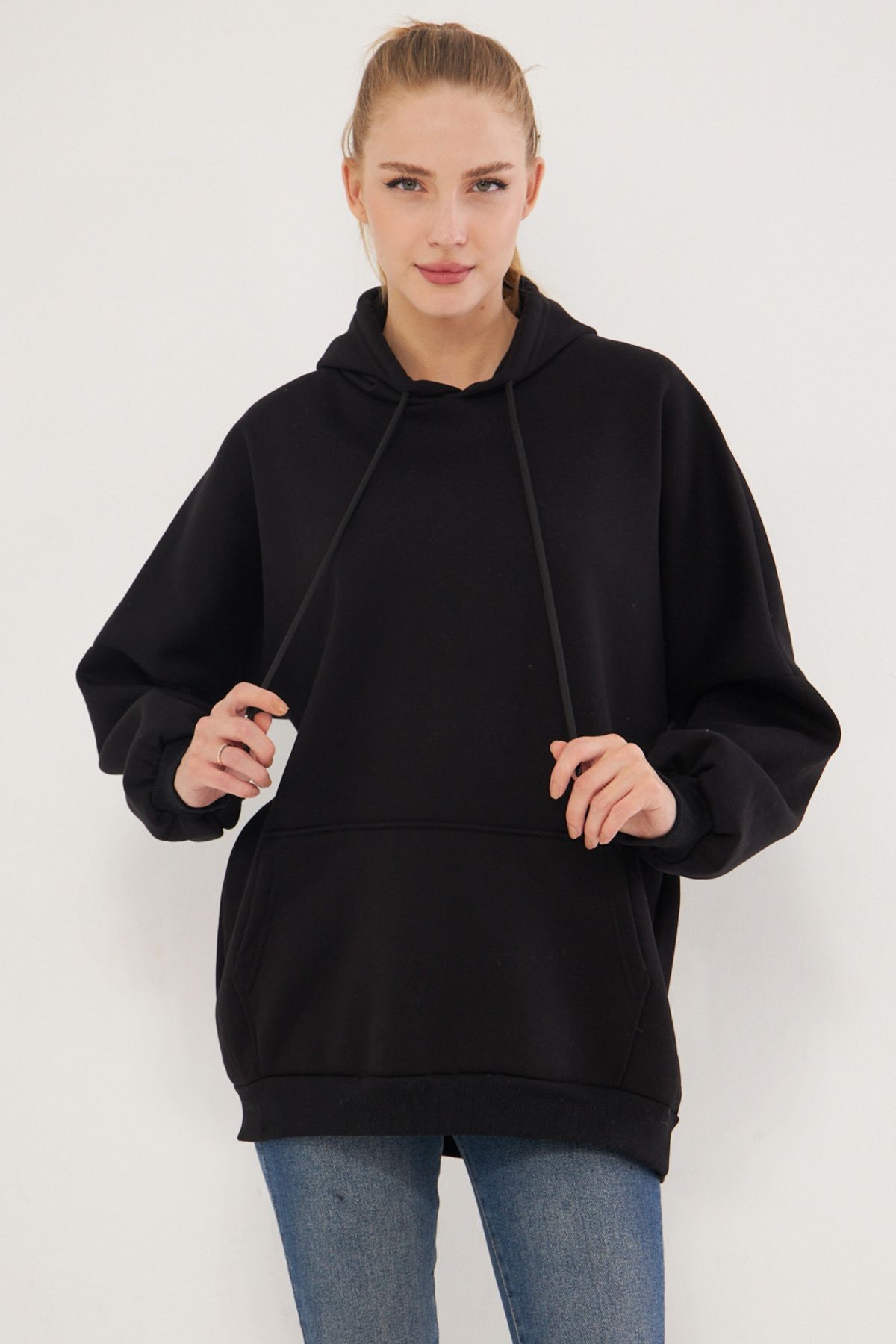 Kadın Siyah Kapüşonlu İçi Şardonlu Kanguru Cepli Oversize Sweatshirt ARM-25K001045