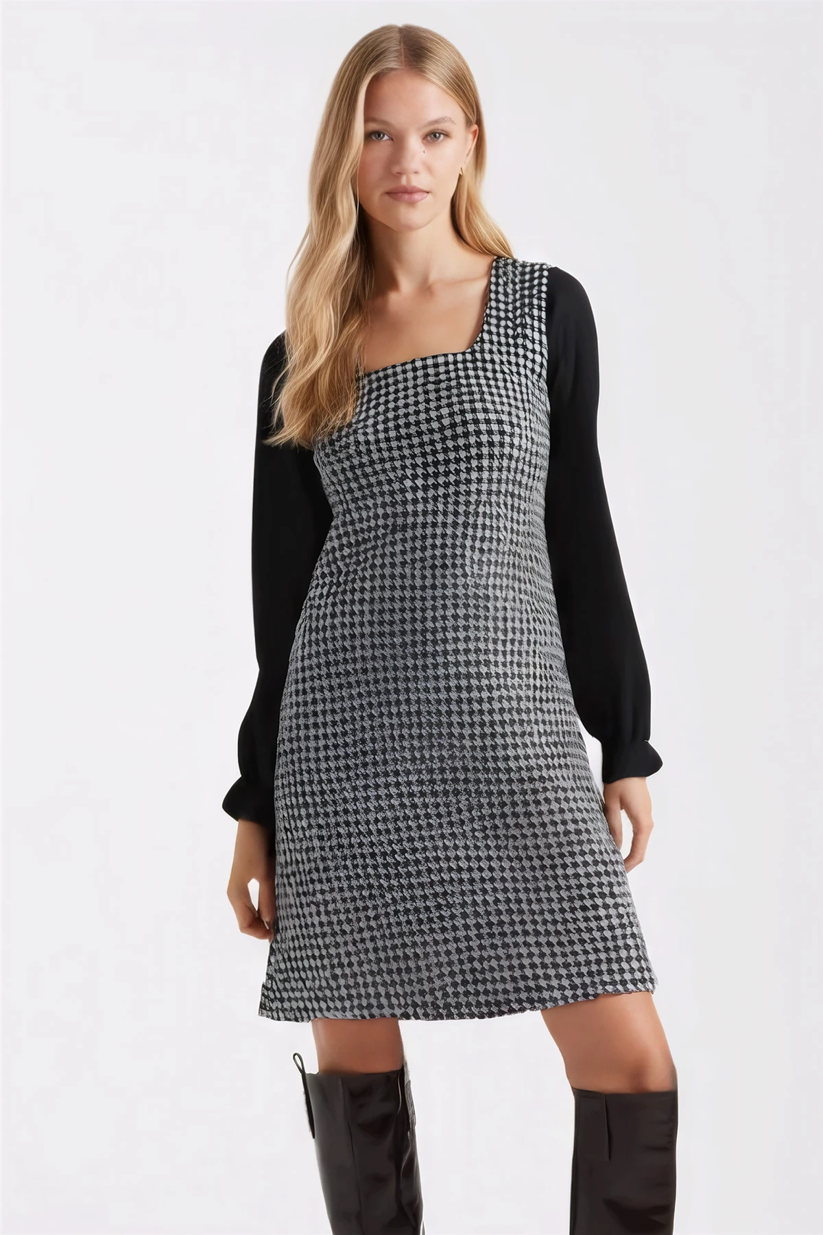 Kadın Beyaz-Siyah Ekoseli Kare Yaka Uzun Kol Elbise ARM-22Y001182