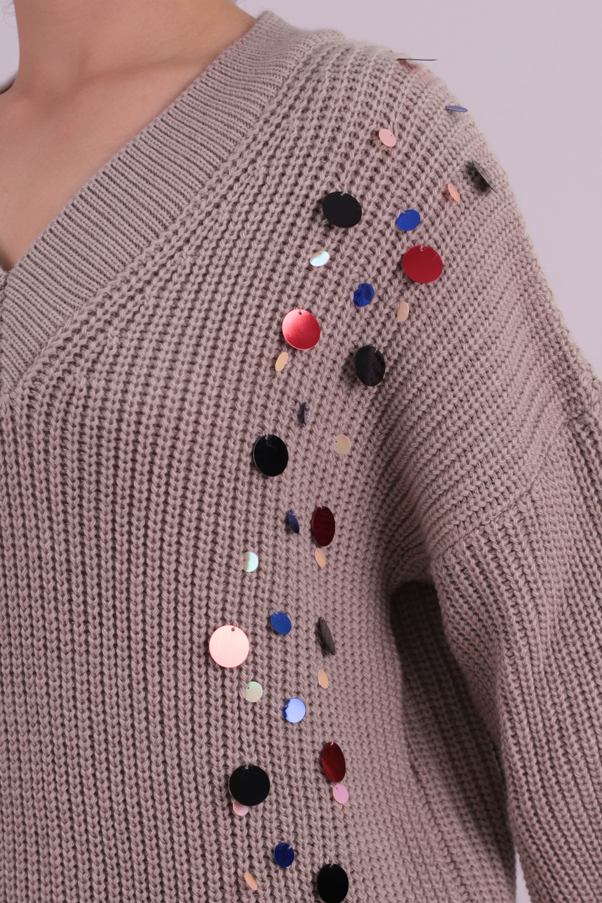 Kadın Taş V Yaka Pullu Triko Kazak ARM-26K136039